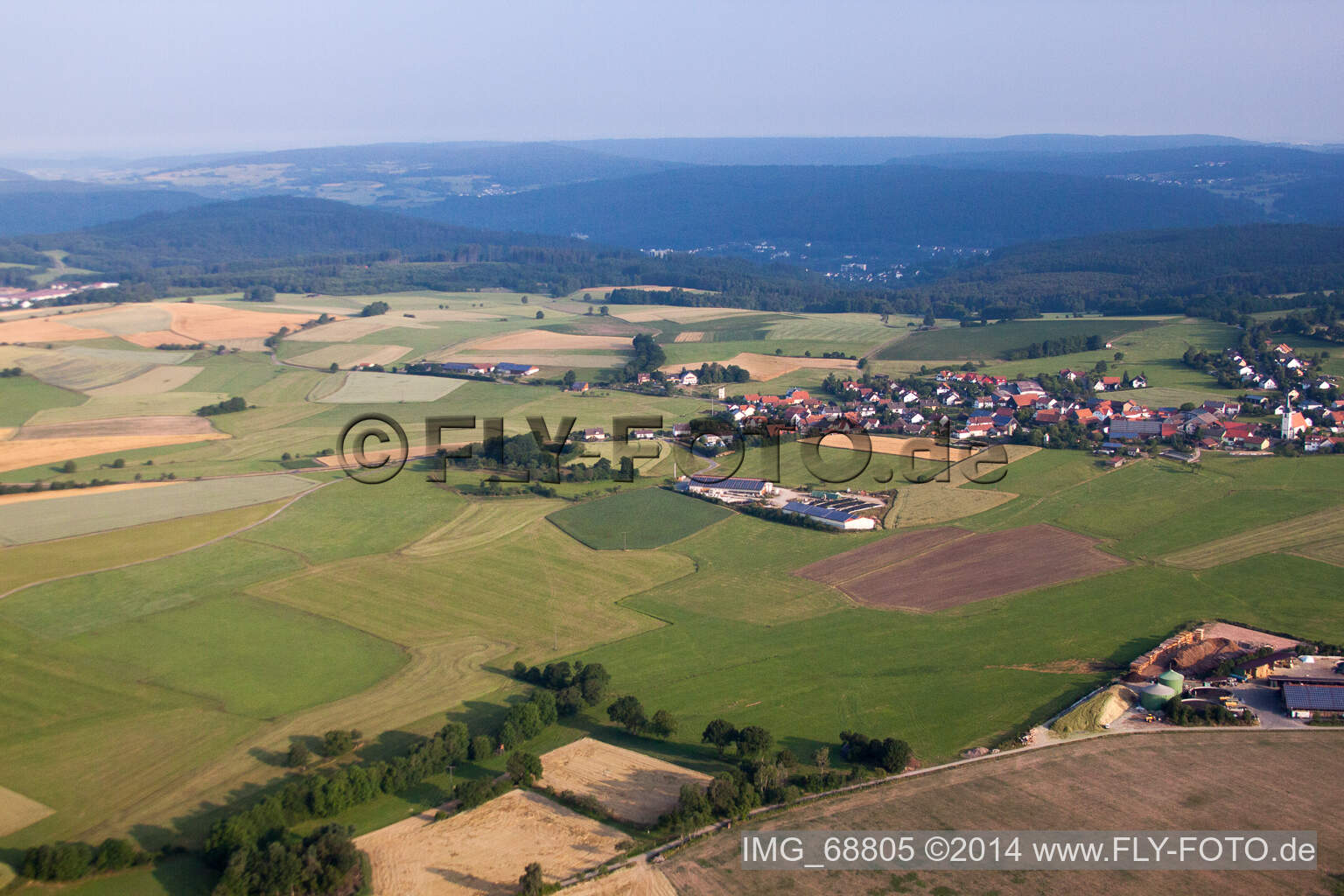 Luftbild von Dorf - Ansicht am Rande von landwirtschaftlichen Feldern und Nutzflächen im Ortsteil Breitenbach in Oberleichtersbach im Bundesland Bayern, Deutschland