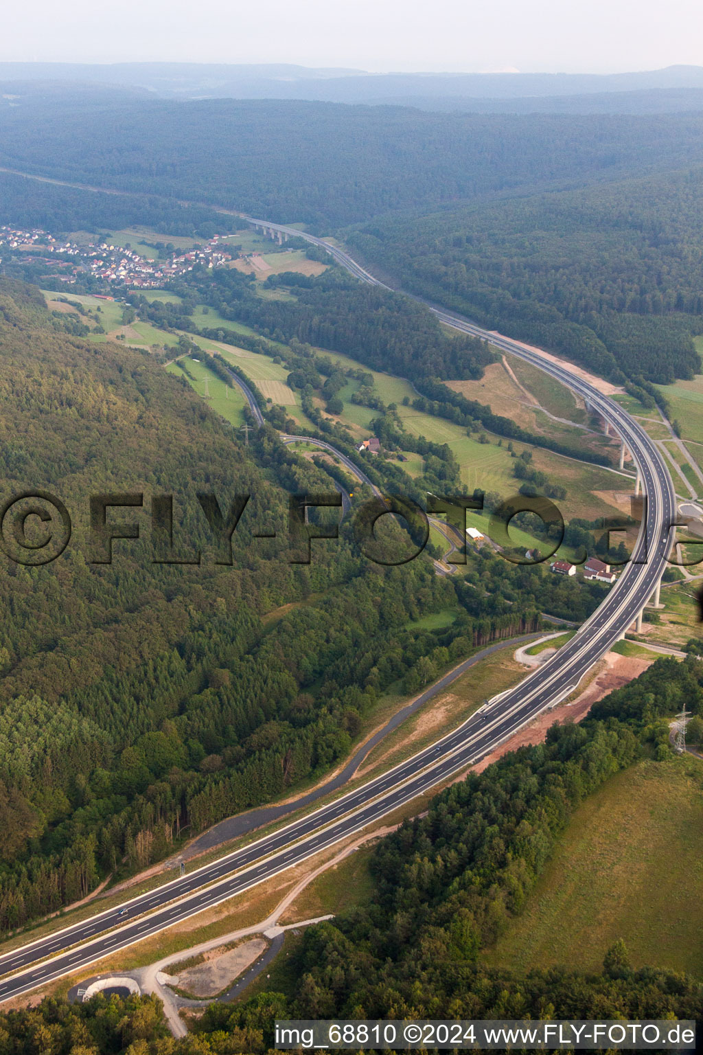 Autobahn- Baustelle mit Erschließungs- , Aufschüttungs- und Erdarbeiten entlang der Trasse und des Streckenverlaufes der A7 in Riedenberg im Bundesland Bayern, Deutschland