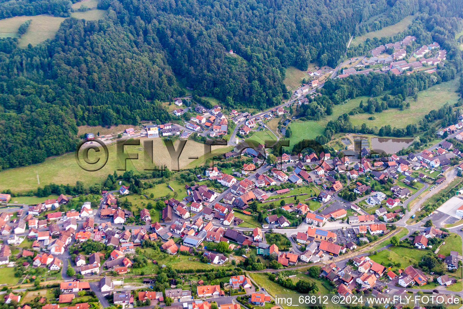 Dorf - Ansicht am Rande von landwirtschaftlichen Feldern und Nutzflächen in Riedenberg im Bundesland Bayern, Deutschland