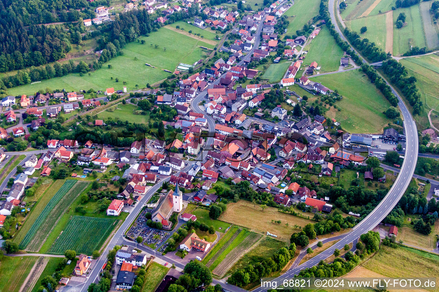 Dorf - Ansicht am Rande von landwirtschaftlichen Feldern und Nutzflächen im Ortsteil Oberbach in Wildflecken im Bundesland Bayern, Deutschland
