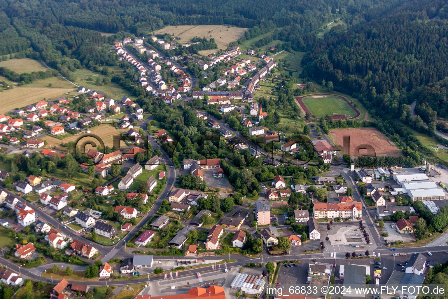 Ortsansicht der Straßen und Häuser der Wohngebiete in Wildflecken im Bundesland Bayern, Deutschland