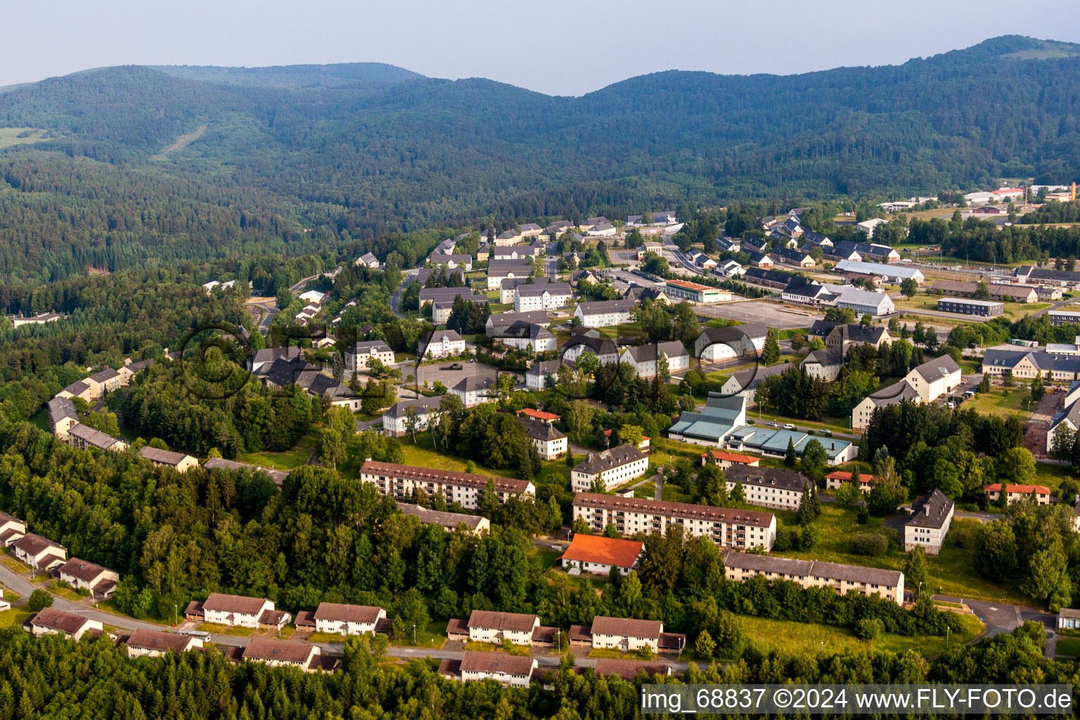 Luftbild von Gebäudekomplex der Bundeswehr- Militär- Kaserne Wildflecken in Neuwildflecken im Bundesland Bayern, Deutschland