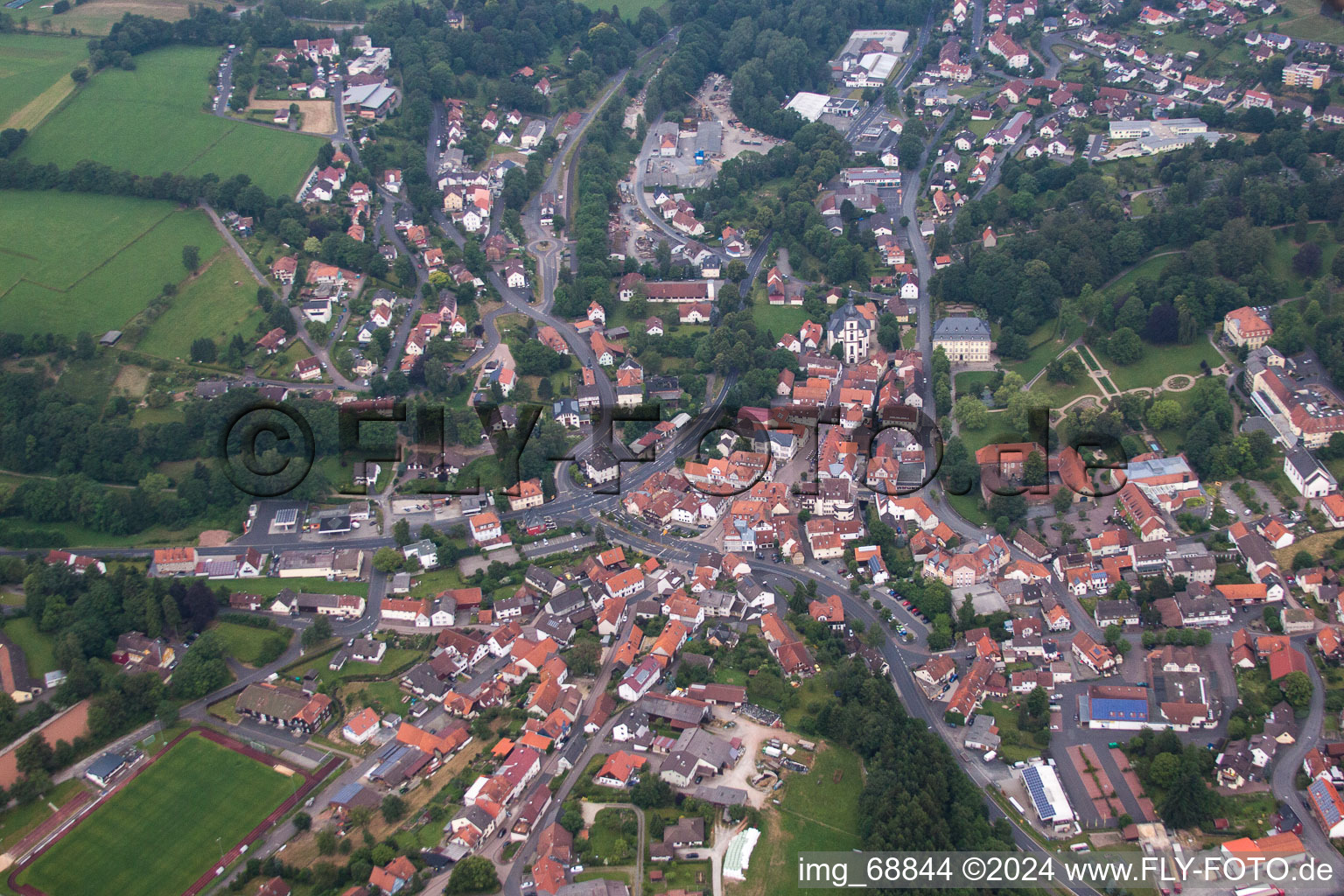Ortsansicht der Straßen und Häuser der Wohngebiete in Gersfeld (Rhön) im Bundesland Hessen, Deutschland