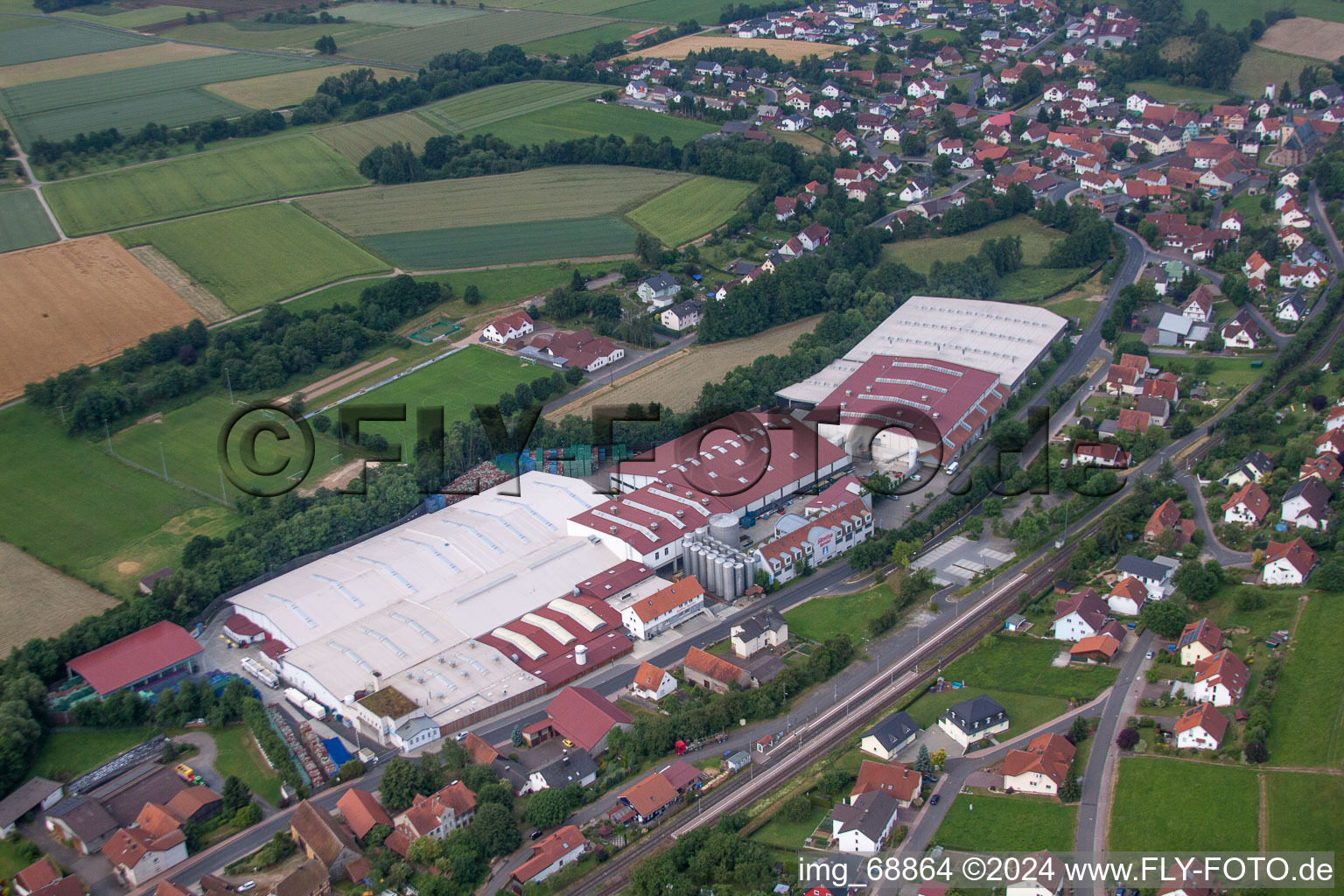 Gebäude und Produktionshallen auf dem Werksgelände Förstina-Sprudel Mineral- und Heilquelle in Eichenzell im Ortsteil Memlos im Bundesland Hessen, Deutschland