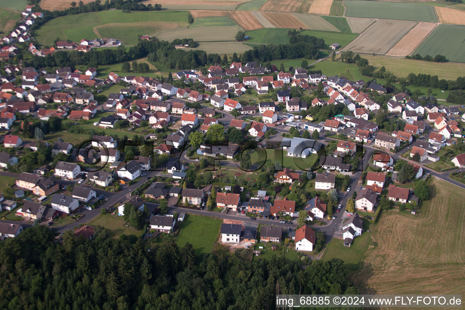 Luftbild von Ortskern am Marktplatz in Neuhof im Bundesland Hessen, Deutschland