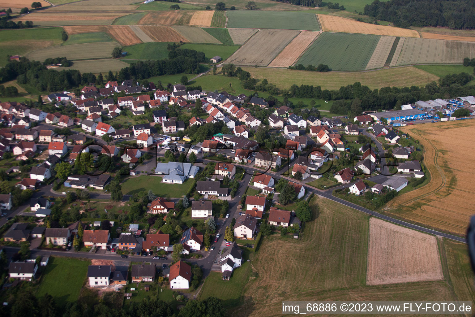 Luftaufnahme von Ortskern am Marktplatz in Neuhof im Bundesland Hessen, Deutschland