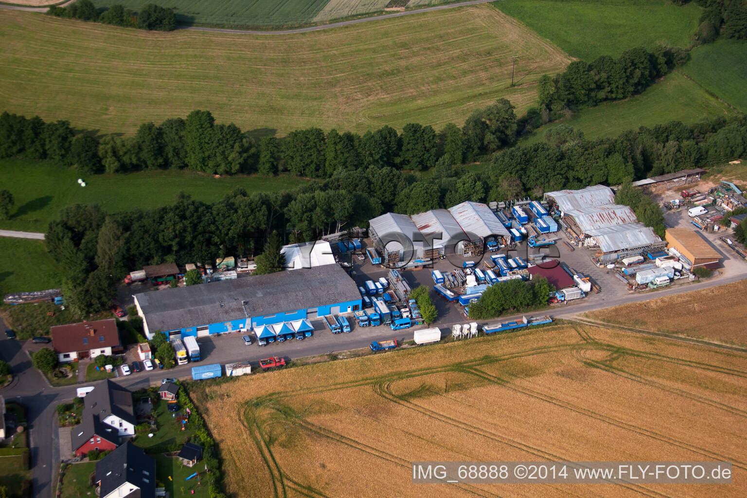 Luftbild von Gebäude und Produktionshallen auf dem Werksgelände der Zelte-Walter GmbH im Ortsteil Hattenhof in Neuhof im Bundesland Hessen, Deutschland