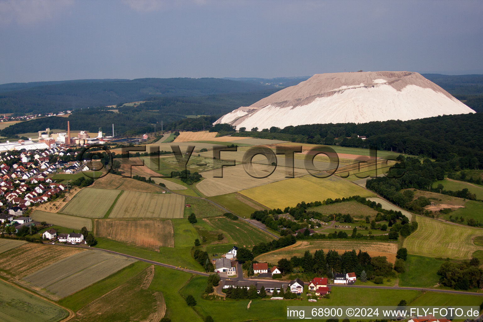 Gelände der Bergbau- Halde zur Kali- und Salzgewinnung im Ortsteil Dorfborn in Neuhof im Bundesland Hessen, Deutschland