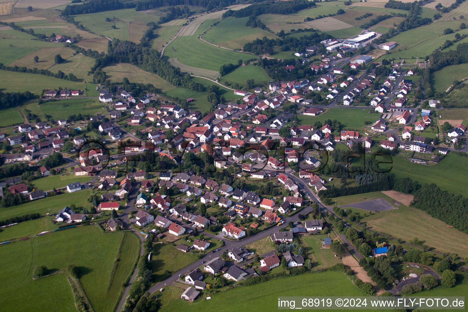 Dorf - Ansicht am Rande von landwirtschaftlichen Feldern und Nutzflächen im Ortsteil Hauswurz in Neuhof im Bundesland Hessen, Deutschland