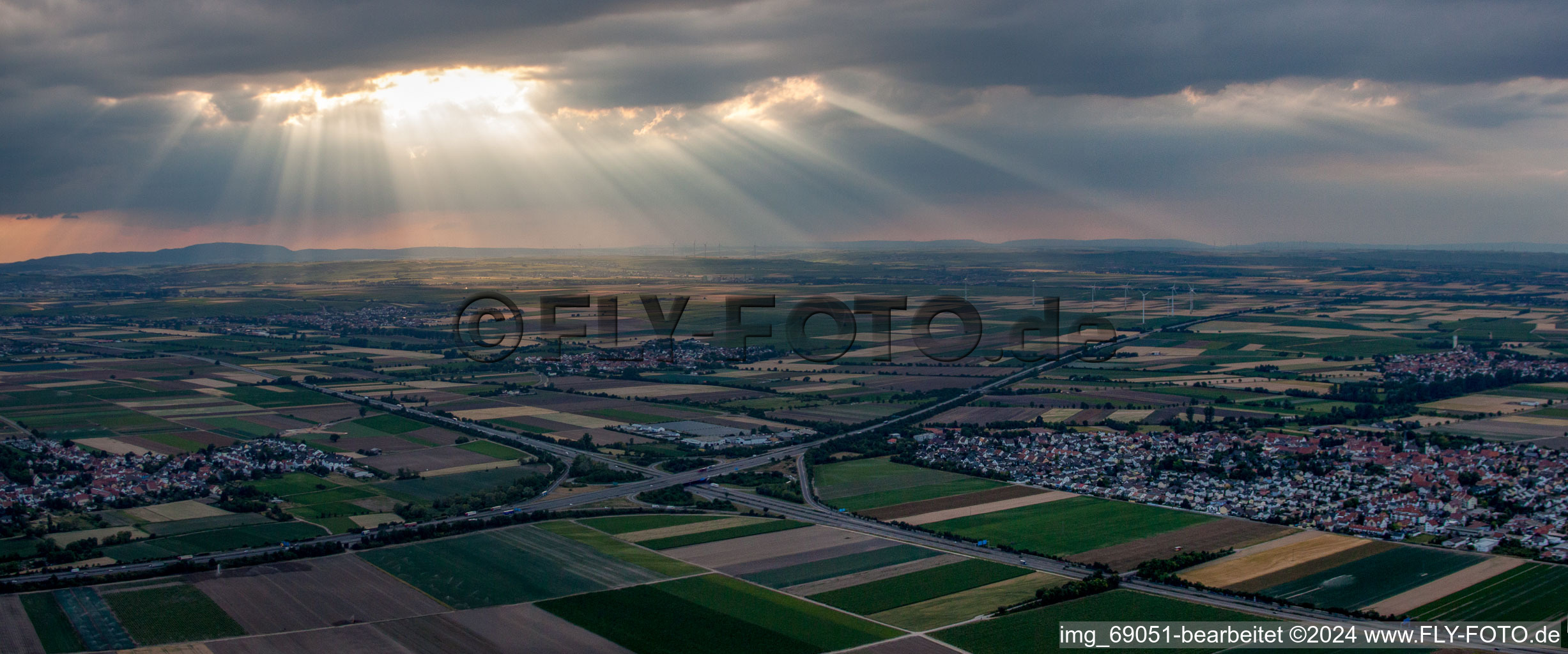 Panorama vom Ortsbereich und der Umgebung in Beindersheim im Bundesland Rheinland-Pfalz, Deutschland