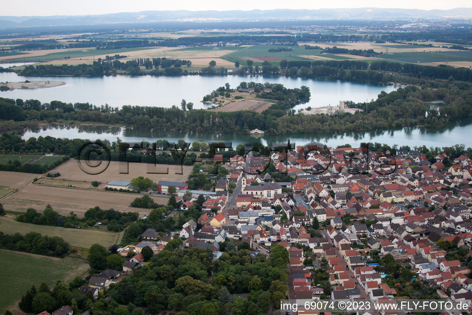Ortsteil Roxheim in Bobenheim-Roxheim im Bundesland Rheinland-Pfalz, Deutschland vom Flugzeug aus