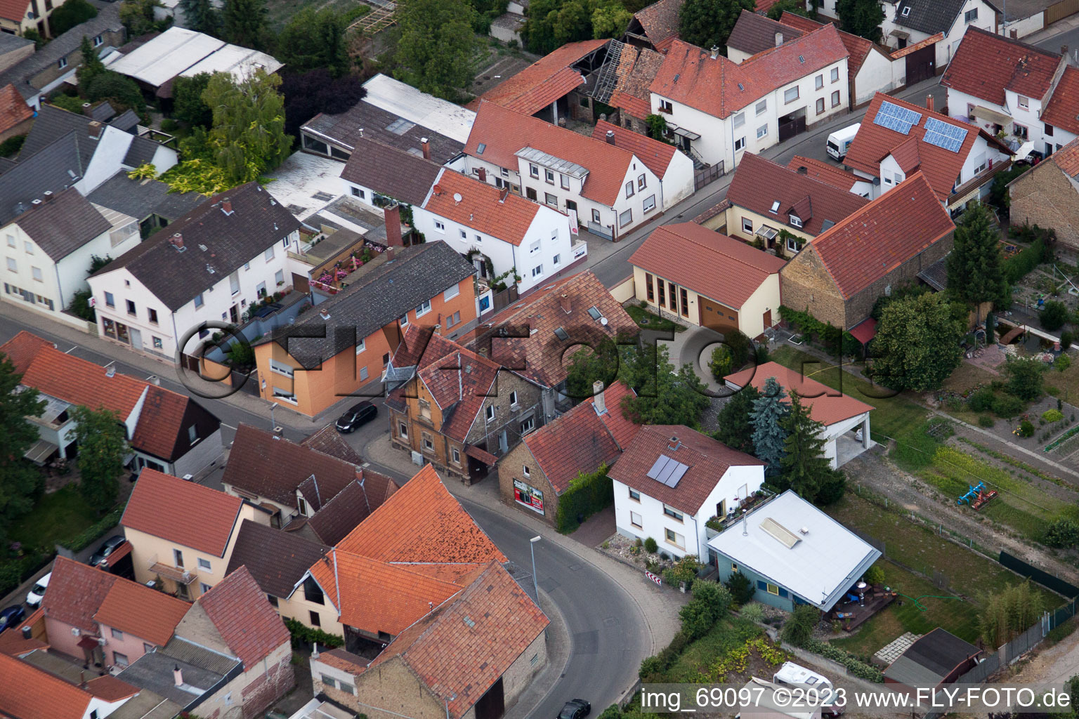 Drohnenaufname von Ortsteil Bobenheim in Bobenheim-Roxheim im Bundesland Rheinland-Pfalz, Deutschland