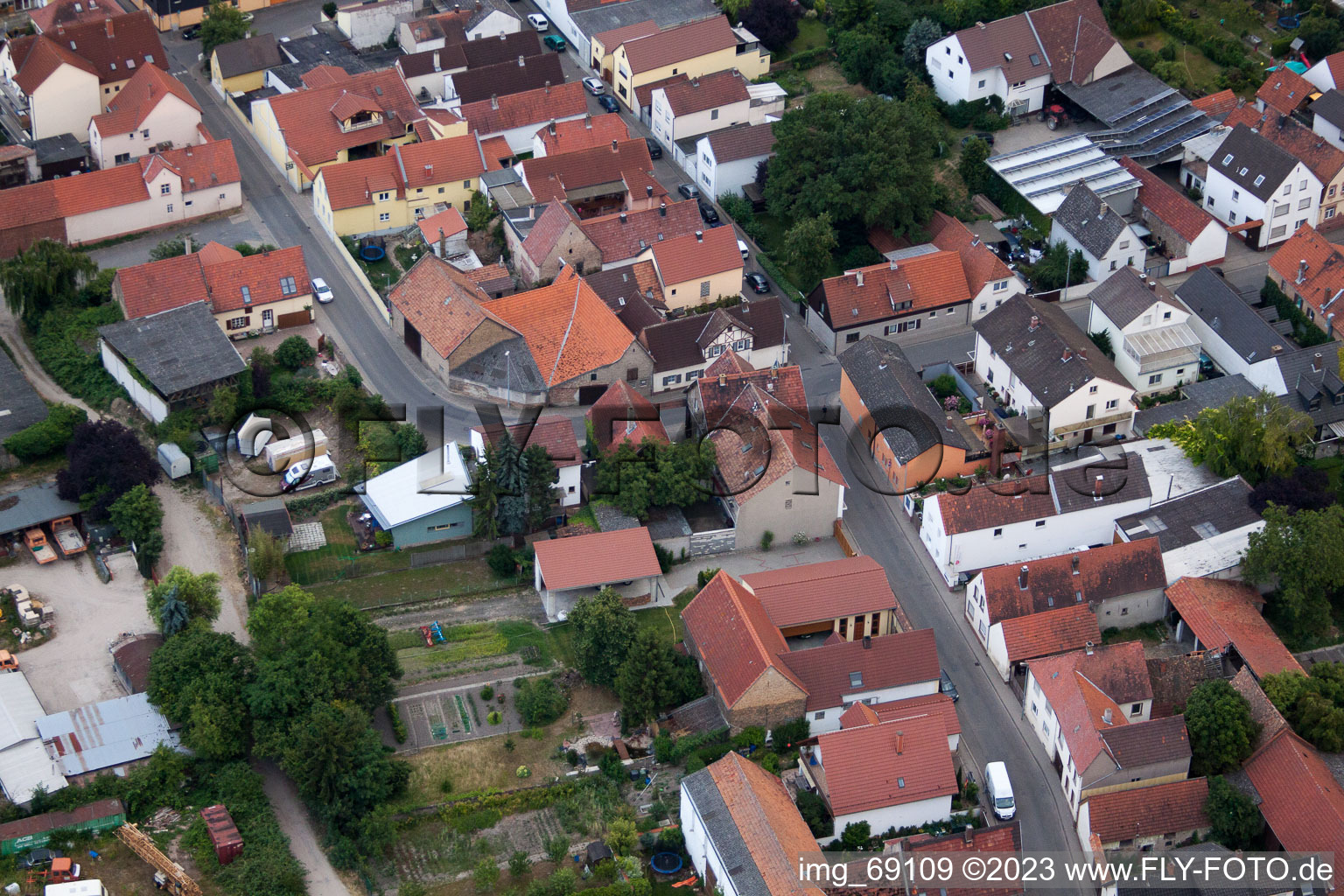 Schrägluftbild von Ortsteil Bobenheim in Bobenheim-Roxheim im Bundesland Rheinland-Pfalz, Deutschland