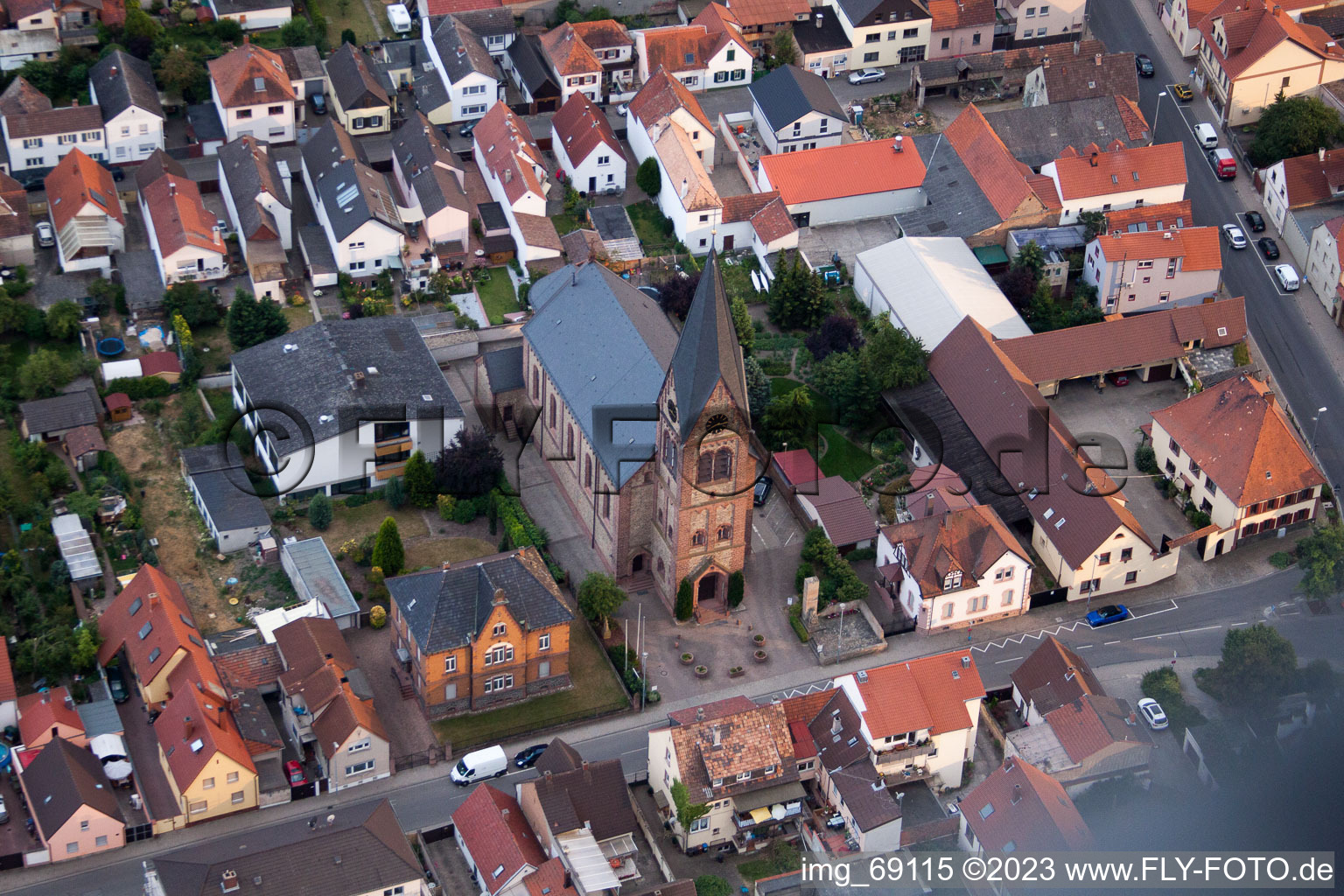 St. Laurentius im Ortsteil Bobenheim in Bobenheim-Roxheim im Bundesland Rheinland-Pfalz, Deutschland