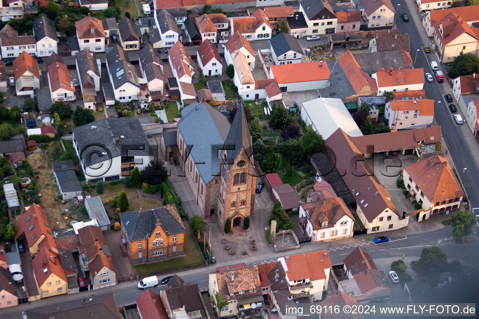 Schrägluftbild von Ortsansicht der Straßen und Häuser der Wohngebiete in Bobenheim-Roxheim im Bundesland Rheinland-Pfalz, Deutschland