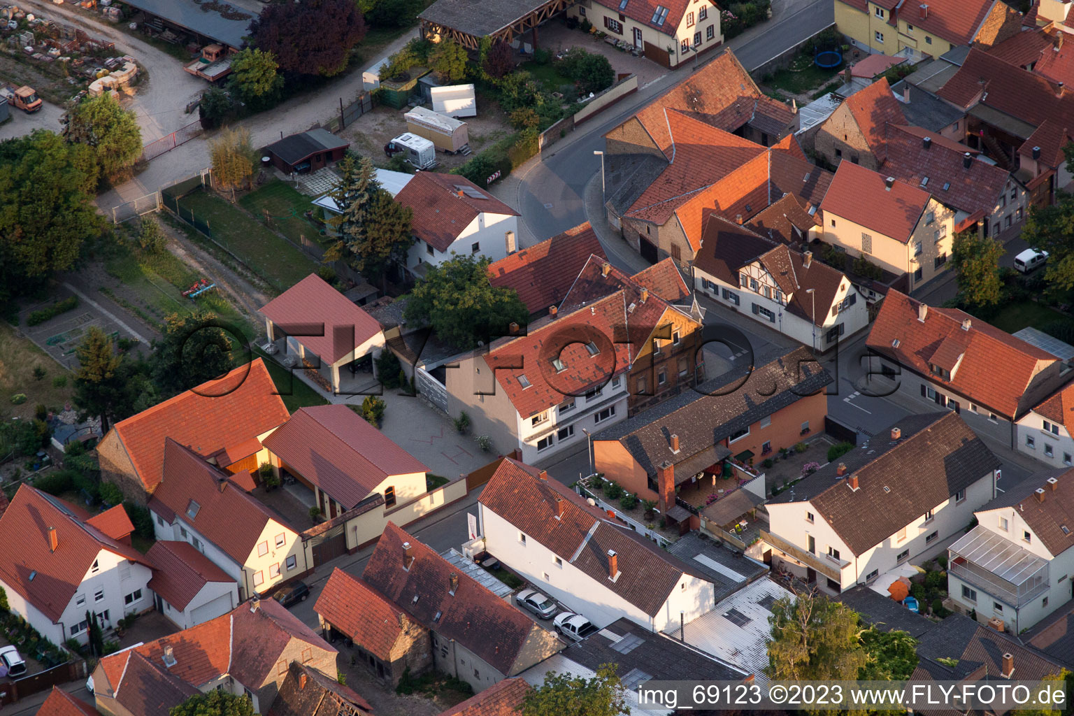Ortsteil Bobenheim in Bobenheim-Roxheim im Bundesland Rheinland-Pfalz, Deutschland aus der Drohnenperspektive