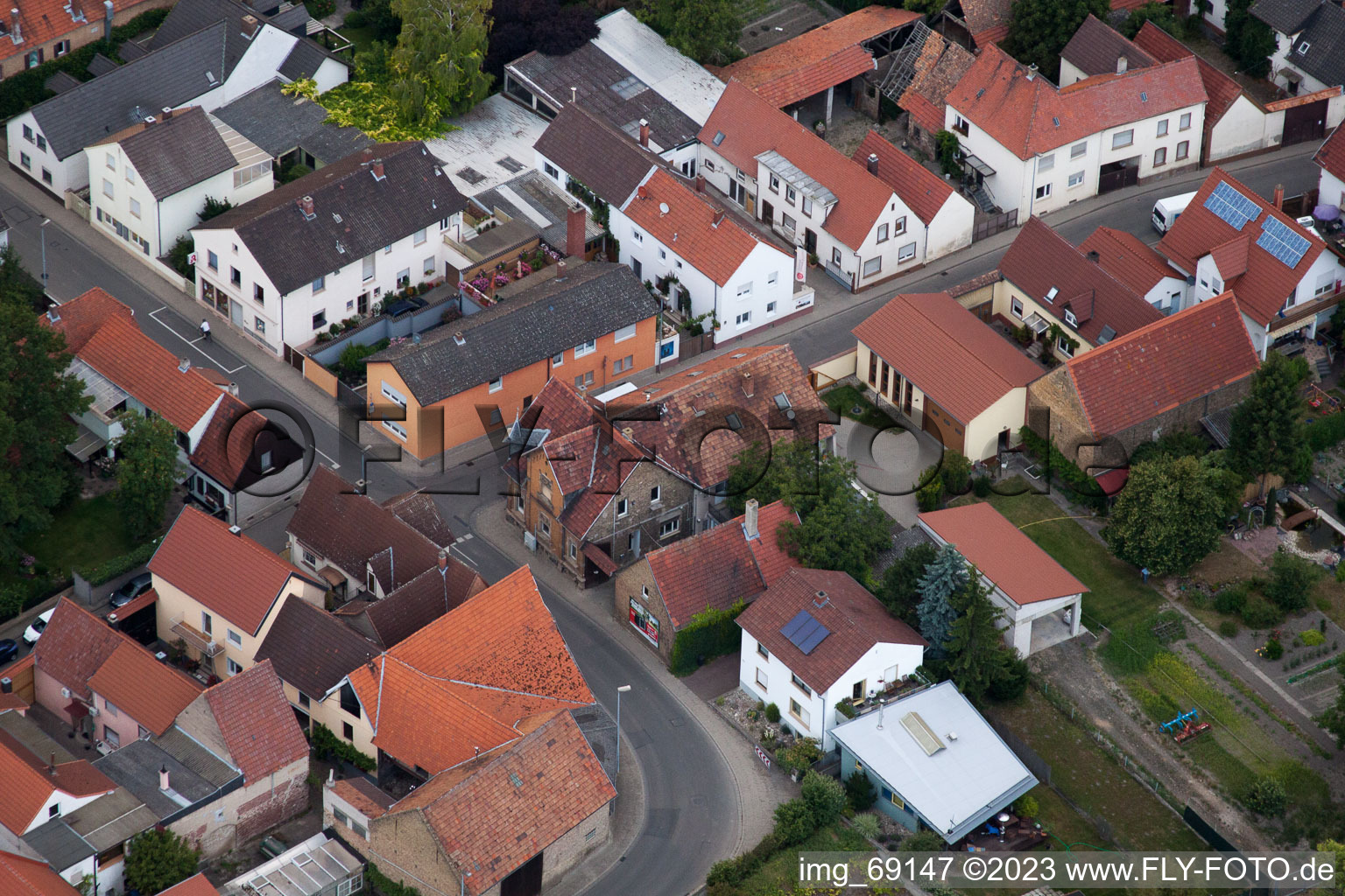 Drohnenaufname von Ortsteil Bobenheim in Bobenheim-Roxheim im Bundesland Rheinland-Pfalz, Deutschland
