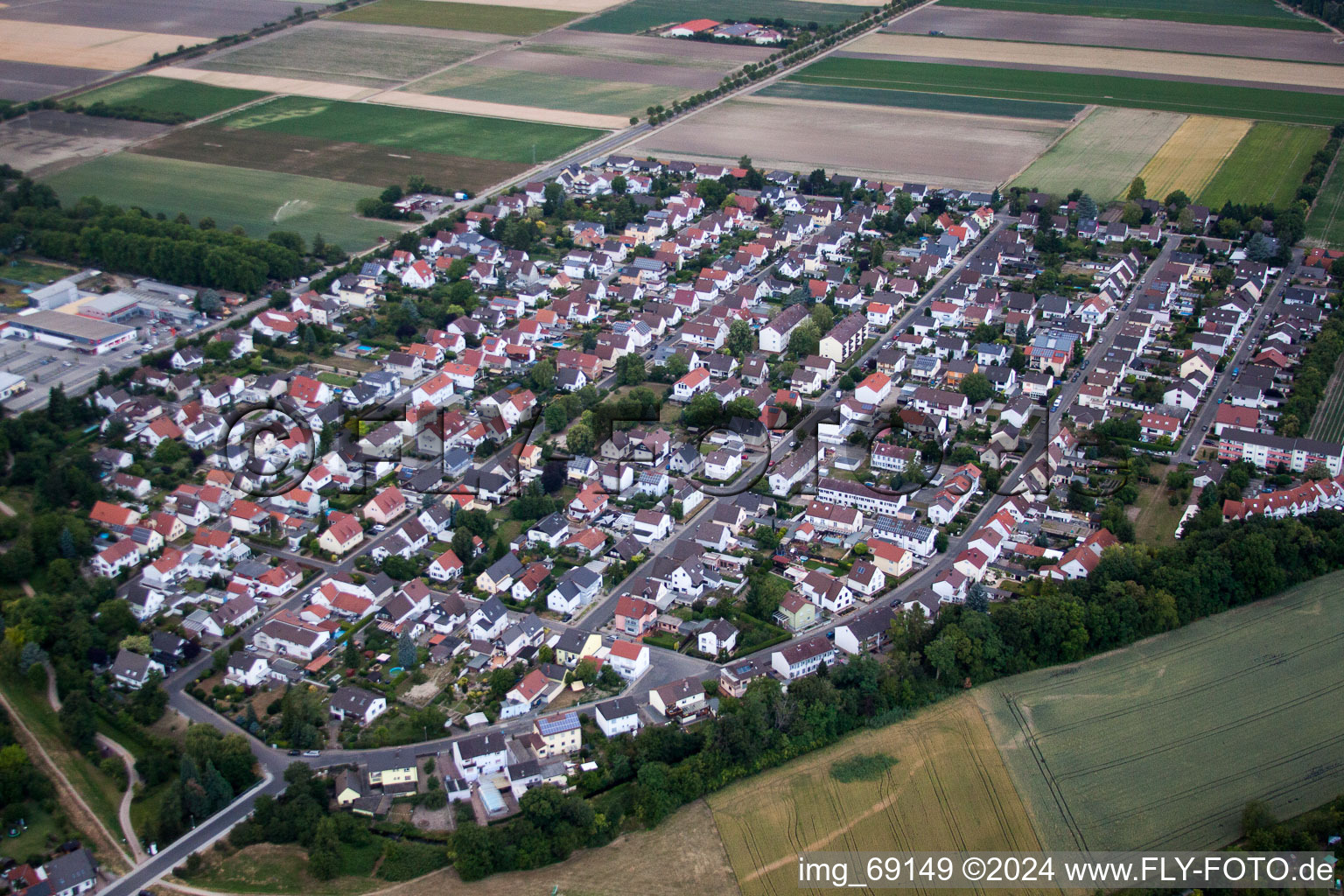 Ortsansicht der Straßen und Häuser der Wohngebiete in Bobenheim-Roxheim im Bundesland Rheinland-Pfalz, Deutschland von oben