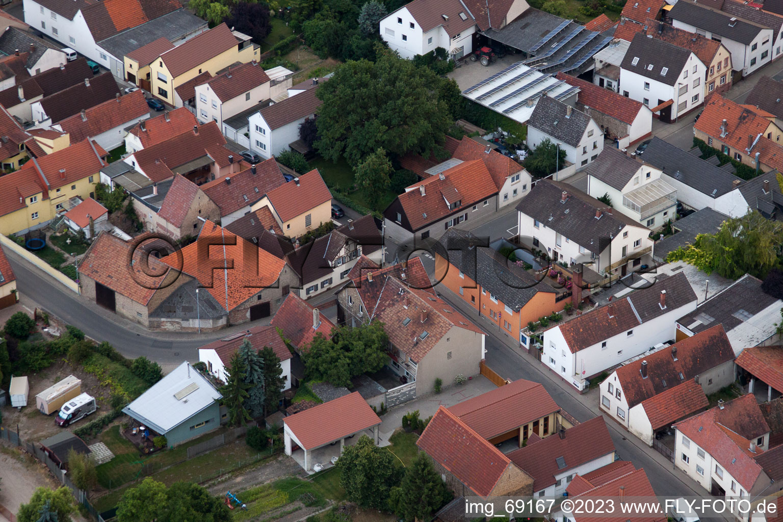 Schrägluftbild von Ortsteil Bobenheim in Bobenheim-Roxheim im Bundesland Rheinland-Pfalz, Deutschland