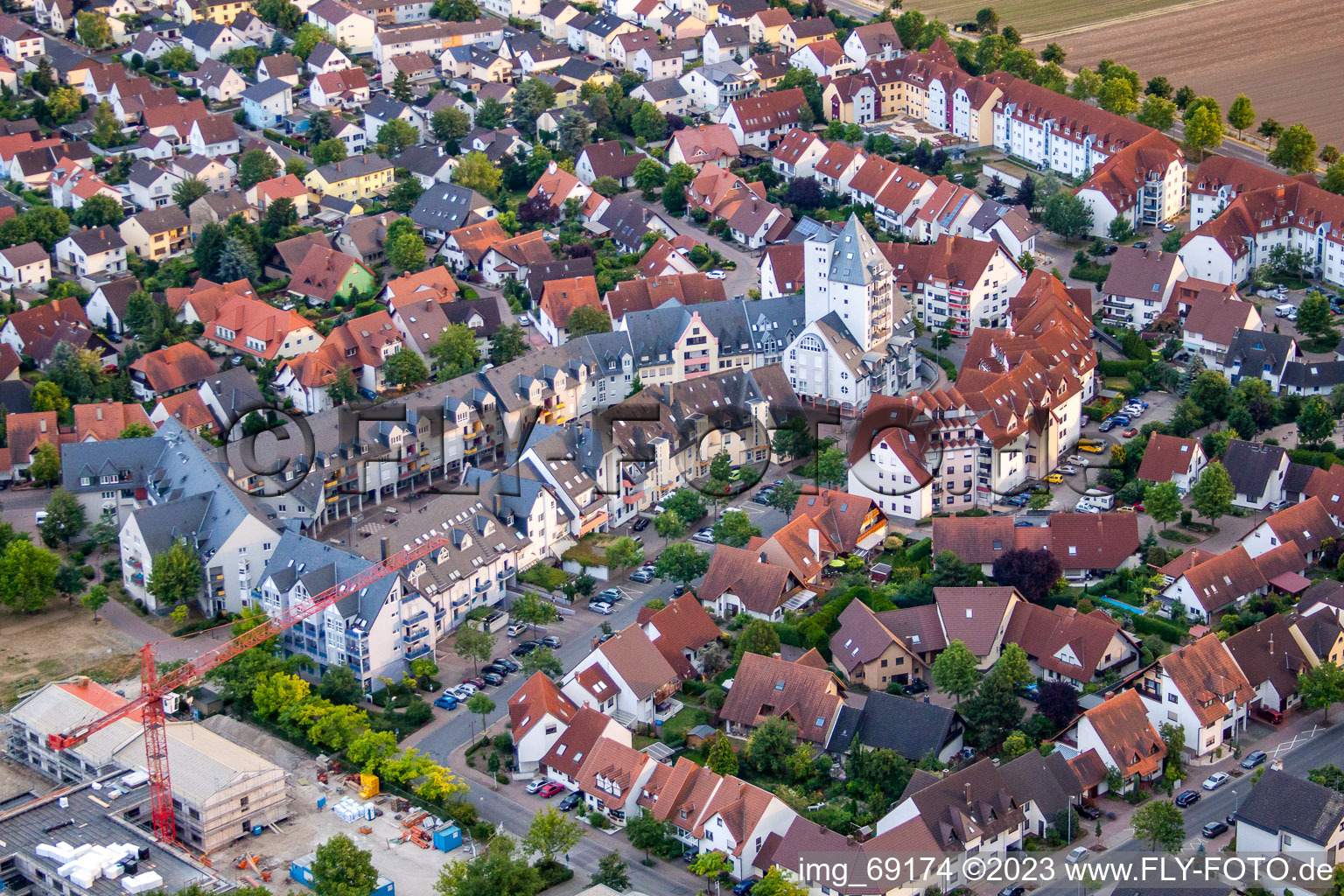 Stadtansicht vom Innenstadtbereich im Ortsteil Roxheim in Bobenheim-Roxheim im Bundesland Rheinland-Pfalz, Deutschland aus der Luft