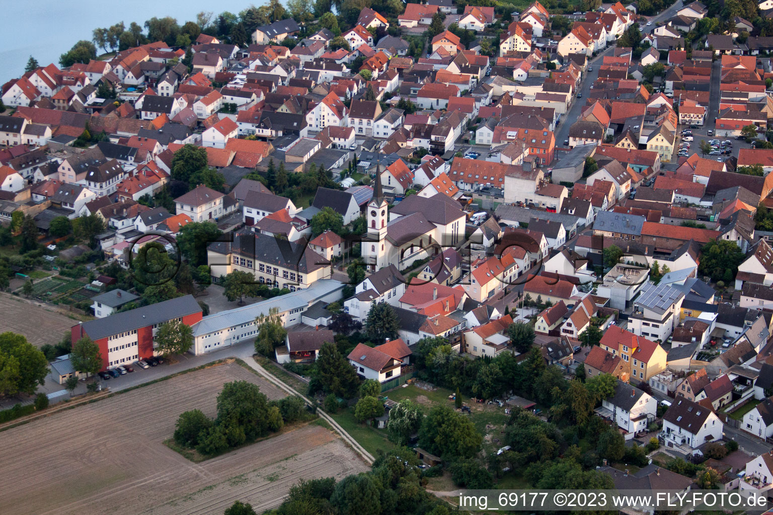 Stadtansicht vom Innenstadtbereich im Ortsteil Roxheim in Bobenheim-Roxheim im Bundesland Rheinland-Pfalz, Deutschland von oben gesehen