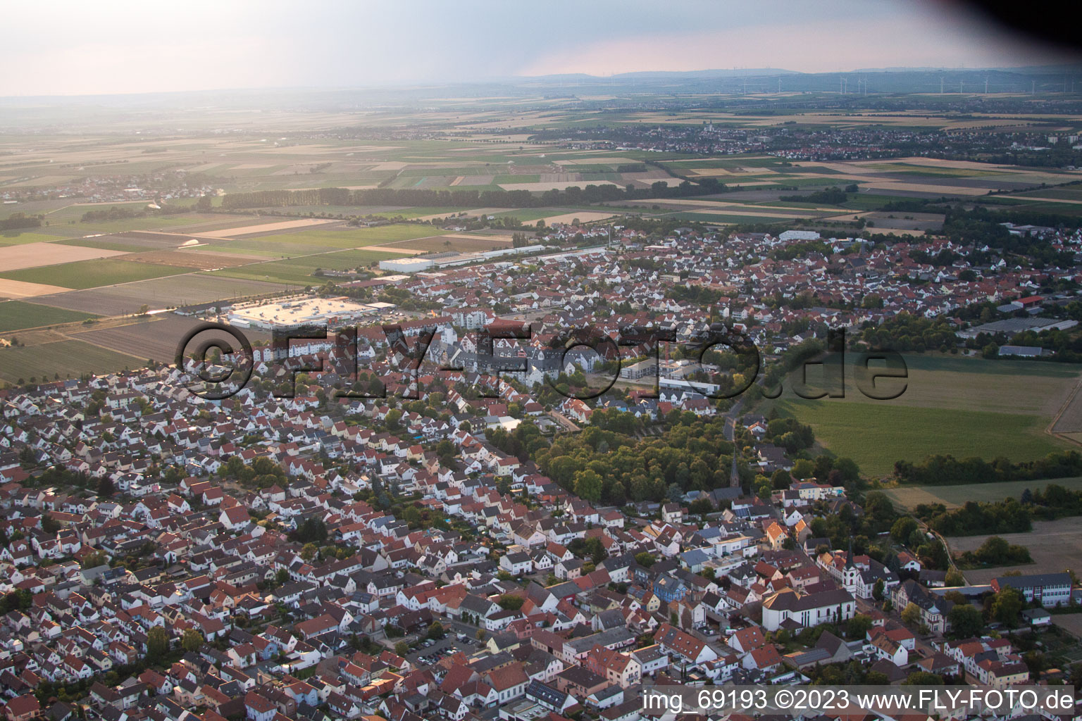 Drohnenaufname von Ortsteil Roxheim in Bobenheim-Roxheim im Bundesland Rheinland-Pfalz, Deutschland