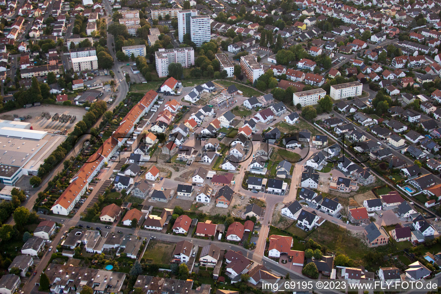 Ortsteil Roxheim in Bobenheim-Roxheim im Bundesland Rheinland-Pfalz, Deutschland aus der Drohnenperspektive