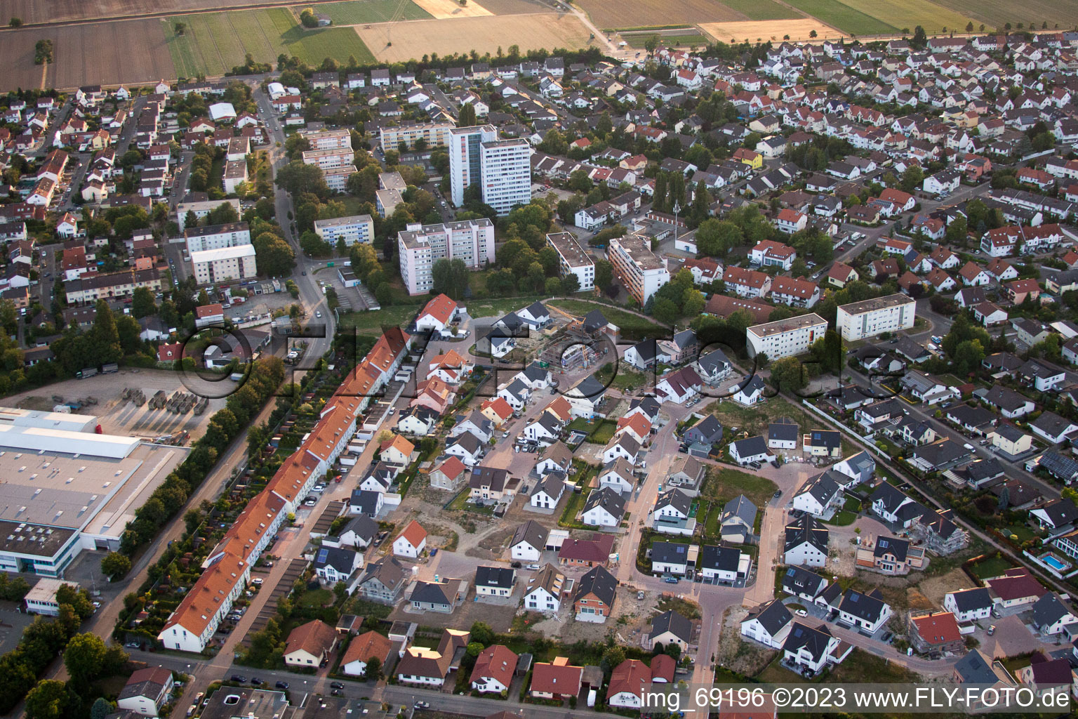Stadtansicht vom Innenstadtbereich im Ortsteil Roxheim in Bobenheim-Roxheim im Bundesland Rheinland-Pfalz, Deutschland vom Flugzeug aus