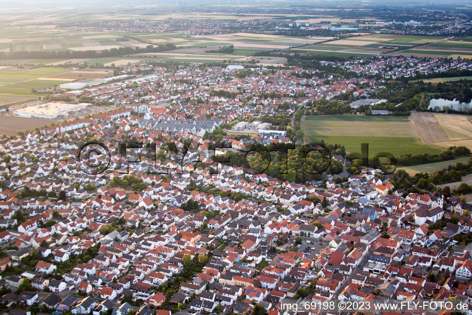 Stadtansicht vom Innenstadtbereich im Ortsteil Roxheim in Bobenheim-Roxheim im Bundesland Rheinland-Pfalz, Deutschland aus der Luft betrachtet