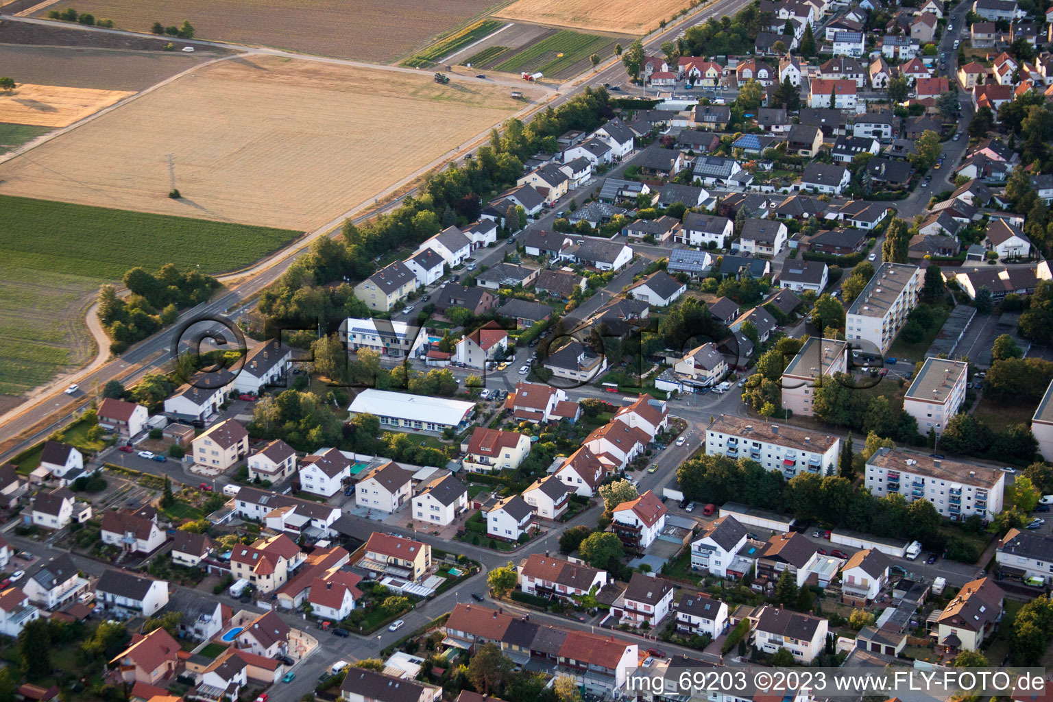 Schrägluftbild von Ortsteil Roxheim in Bobenheim-Roxheim im Bundesland Rheinland-Pfalz, Deutschland