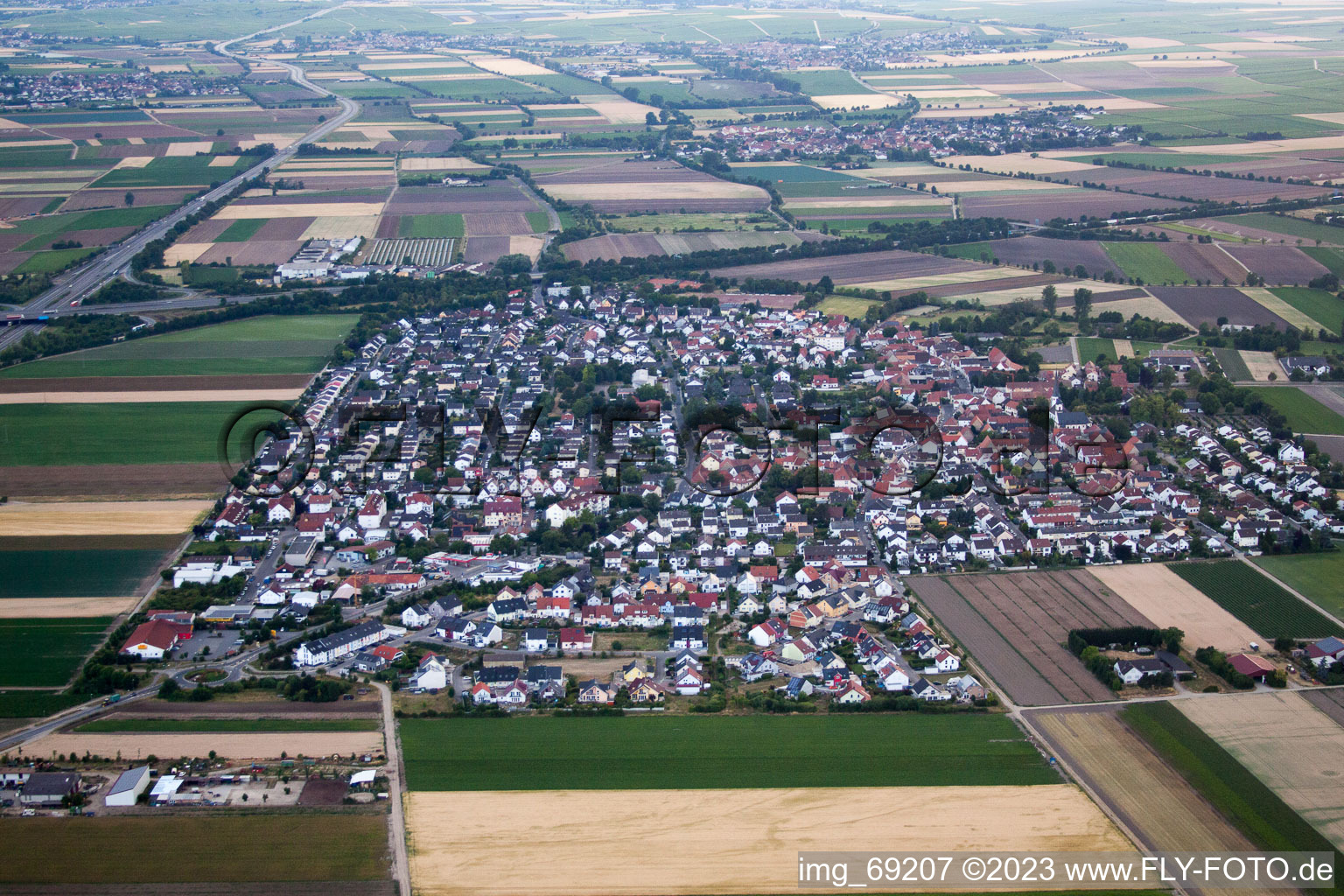 Schrägluftbild von Beindersheim im Bundesland Rheinland-Pfalz, Deutschland