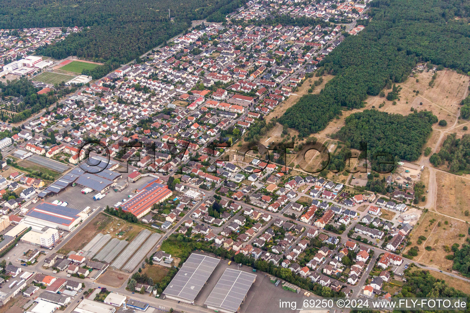 Luftbild von Stadtgebiet mit Außenbezirken und Innenstadtbereich in Maxdorf im Bundesland Rheinland-Pfalz, Deutschland