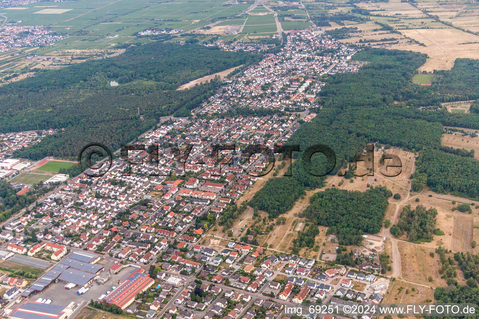 Luftaufnahme von Stadtgebiet mit Außenbezirken und Innenstadtbereich in Maxdorf im Bundesland Rheinland-Pfalz, Deutschland