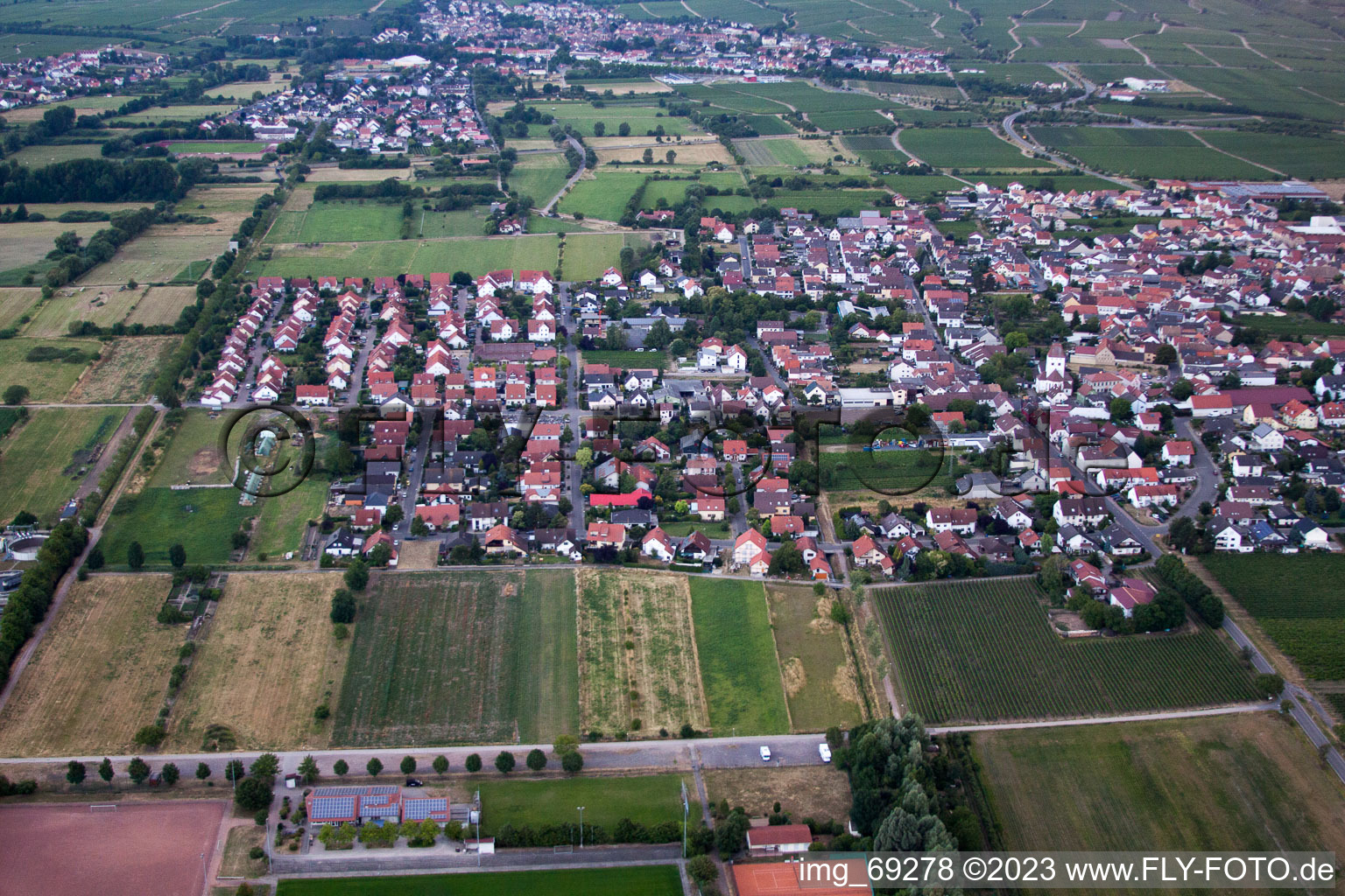Luftaufnahme von Niederkirchen in Niederkirchen bei Deidesheim im Bundesland Rheinland-Pfalz, Deutschland