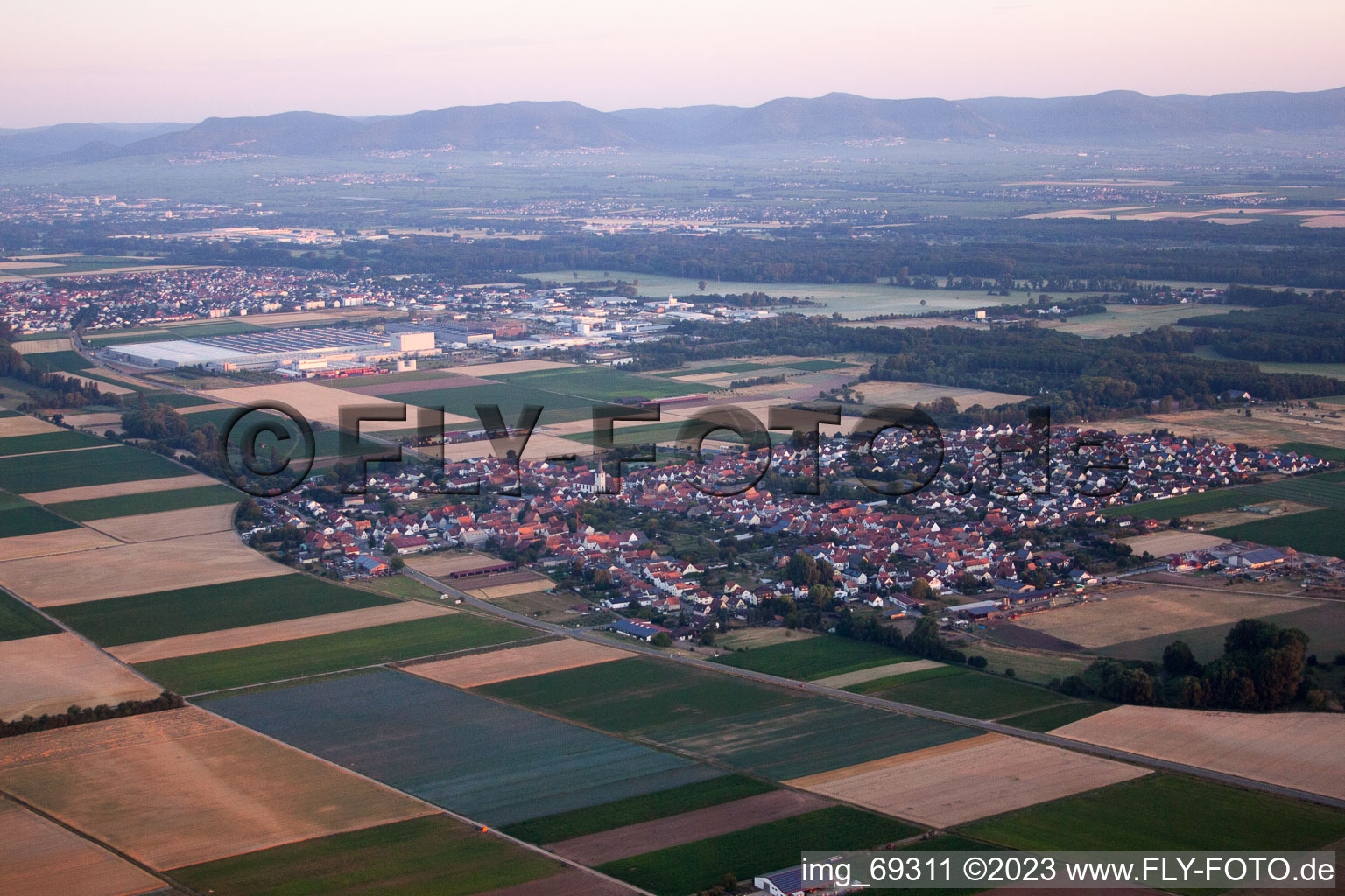 Drohnenbild von Ottersheim in Ottersheim bei Landau im Bundesland Rheinland-Pfalz, Deutschland