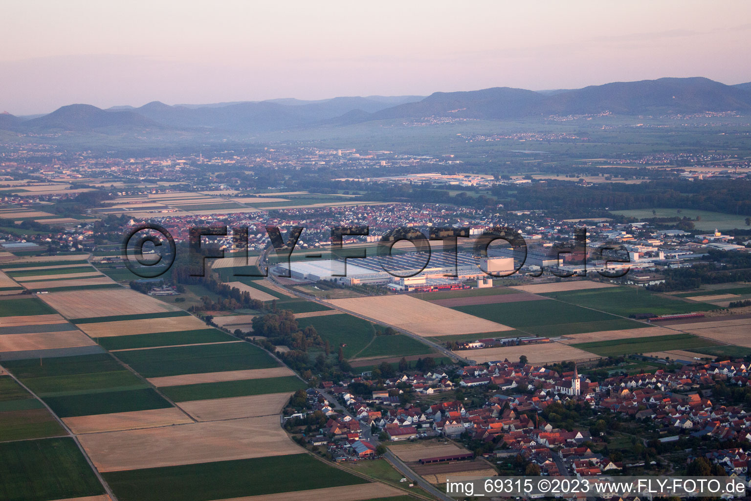 Ottersheim in Ottersheim bei Landau im Bundesland Rheinland-Pfalz, Deutschland aus der Drohnenperspektive