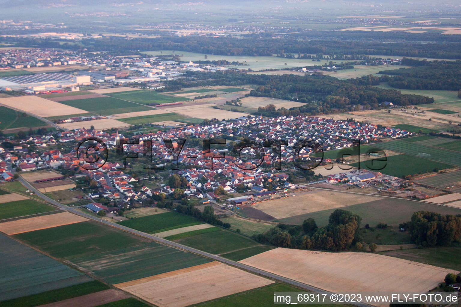 Ottersheim in Ottersheim bei Landau im Bundesland Rheinland-Pfalz, Deutschland von einer Drohne aus
