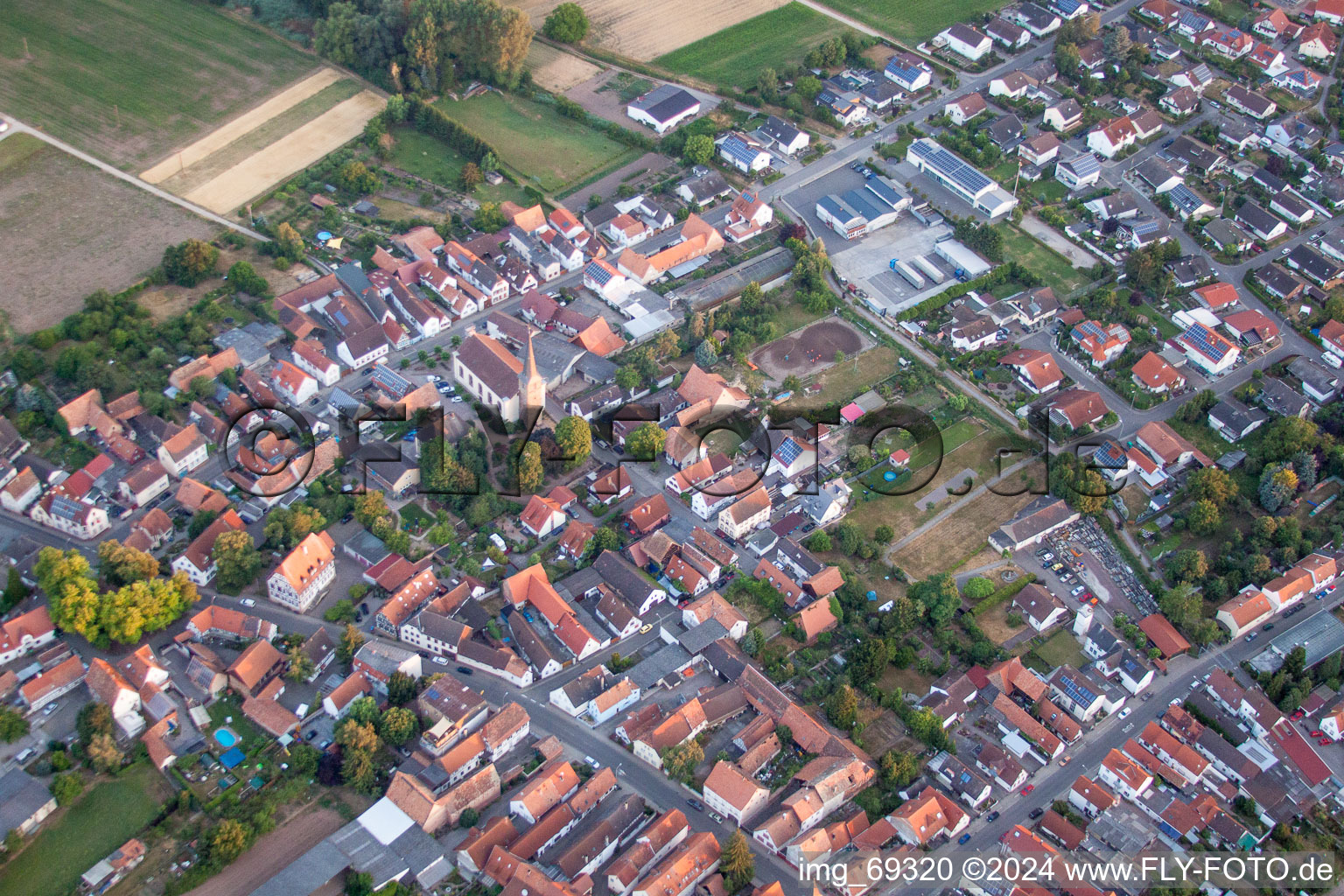 Luftaufnahme von Kirchengebäude im Dorfkern in Knittelsheim im Bundesland Rheinland-Pfalz, Deutschland