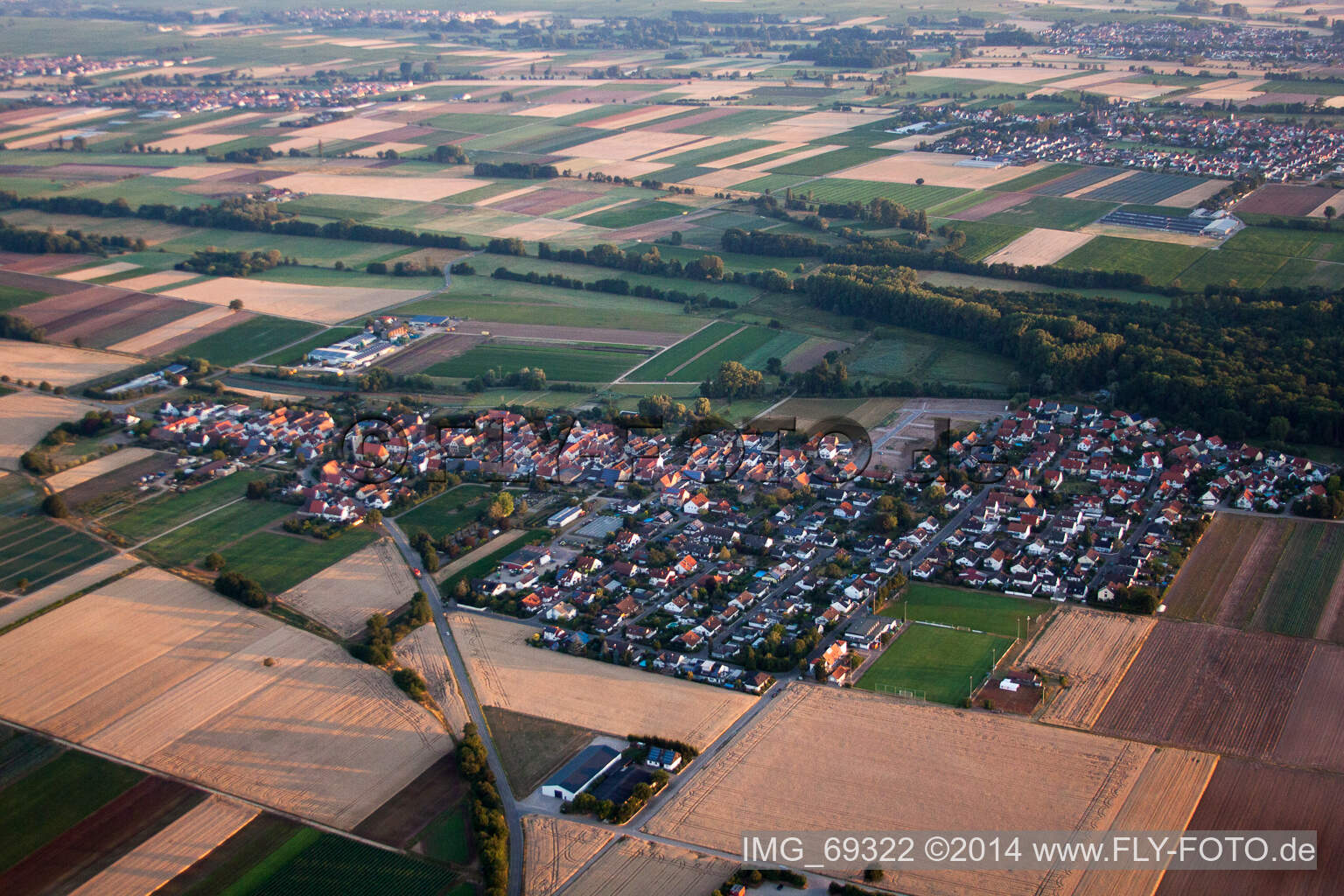 Luftaufnahme von Freisbach im Bundesland Rheinland-Pfalz, Deutschland