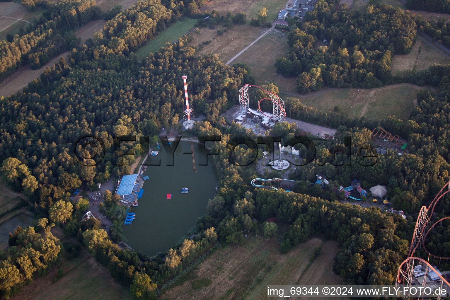 Luftaufnahme von Ferienhaus- Anlage des Ferienparks Holiday Park in Haßloch im Bundesland Rheinland-Pfalz, Deutschland
