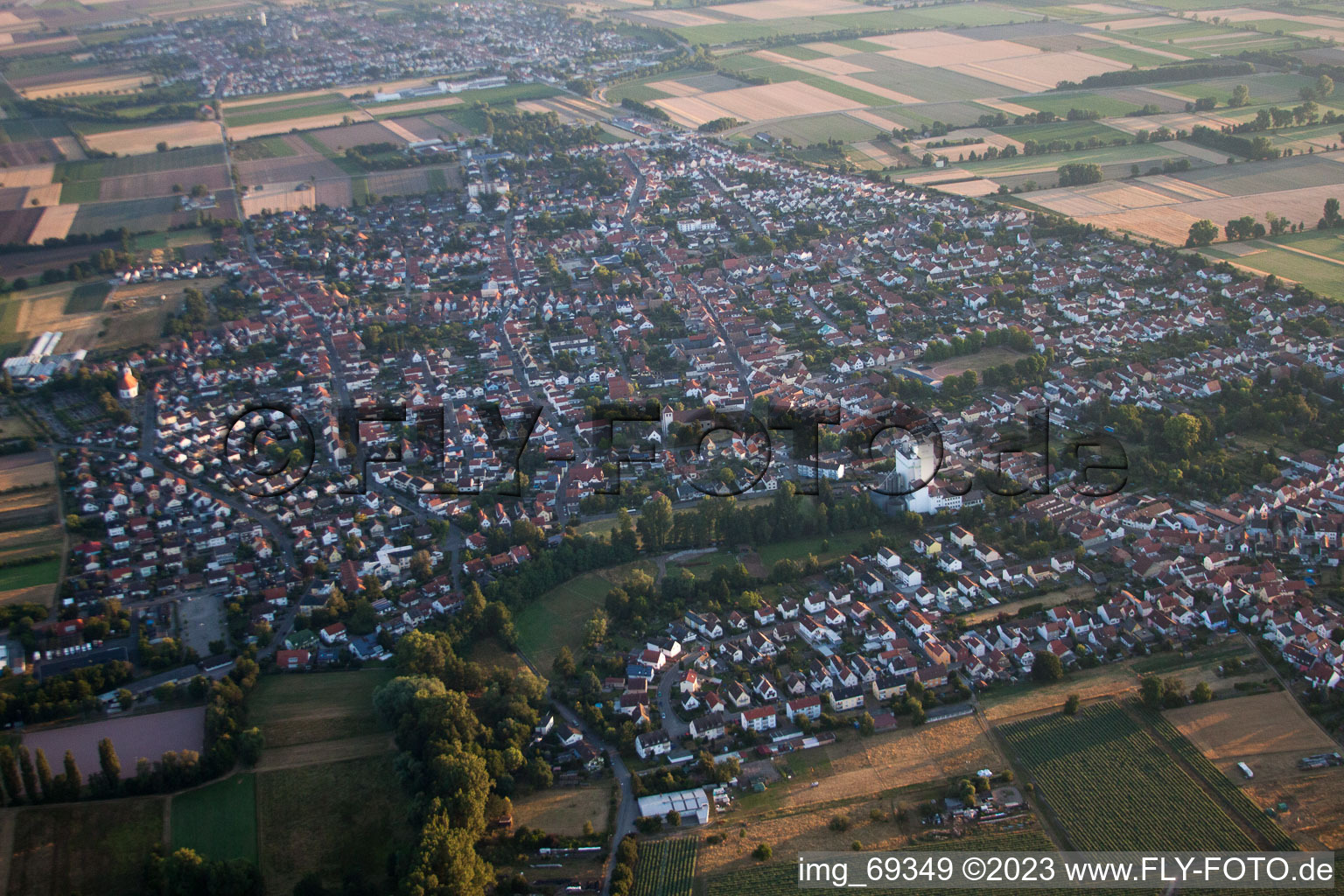 Ortsteil Iggelheim in Böhl-Iggelheim im Bundesland Rheinland-Pfalz, Deutschland aus der Luft