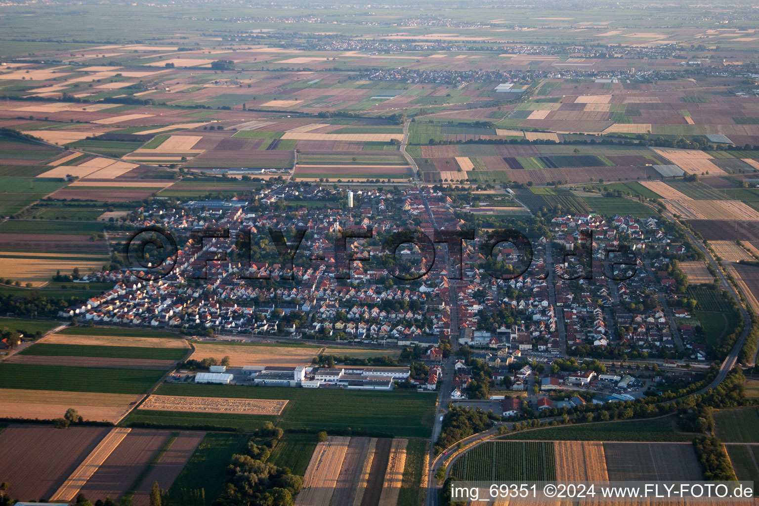 Luftbild von Ortsansicht der Straßen und Häuser der Wohngebiete in Böhl-Iggelheim im Bundesland Rheinland-Pfalz, Deutschland