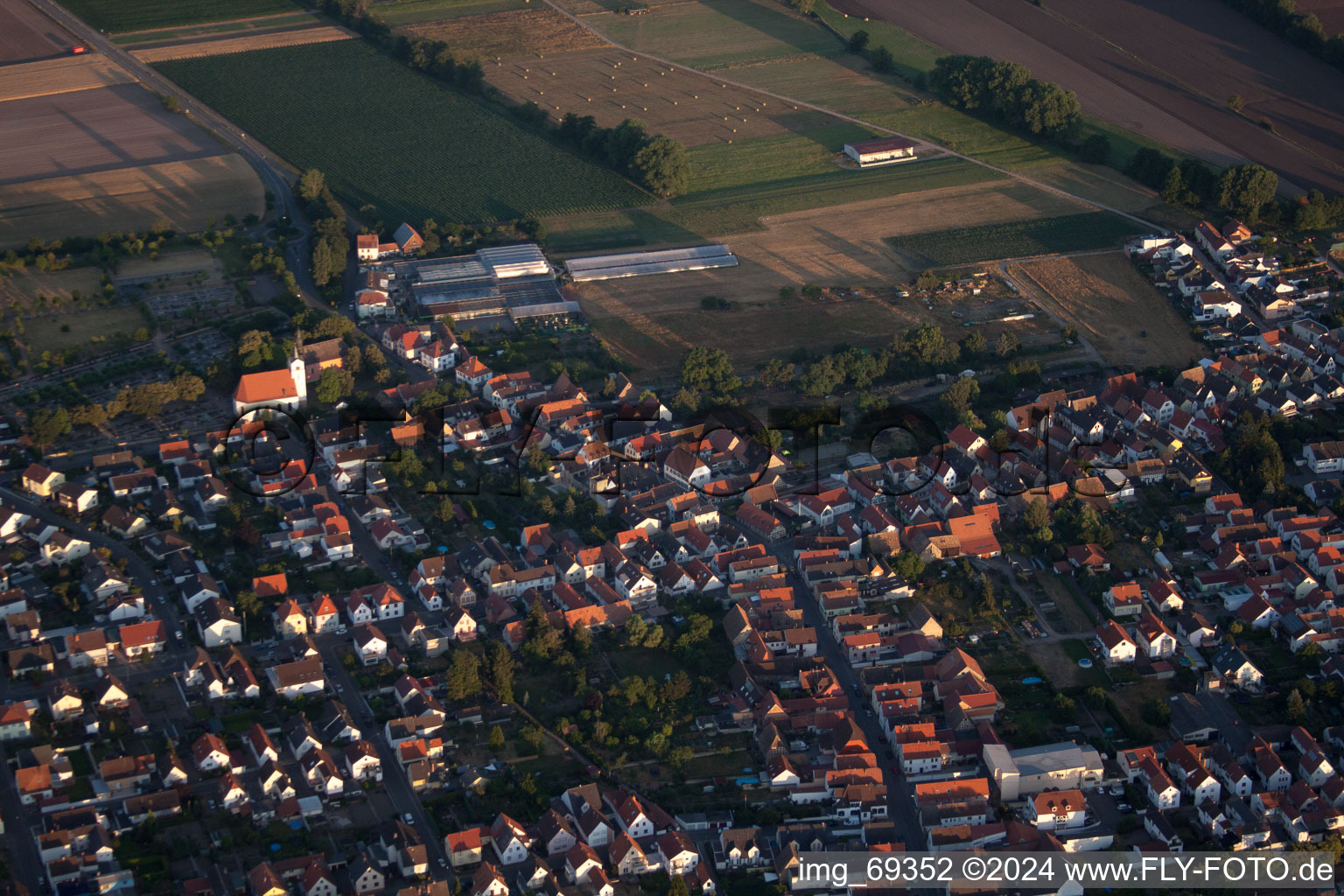 Luftaufnahme von Ortsansicht der Straßen und Häuser der Wohngebiete in Böhl-Iggelheim im Bundesland Rheinland-Pfalz, Deutschland