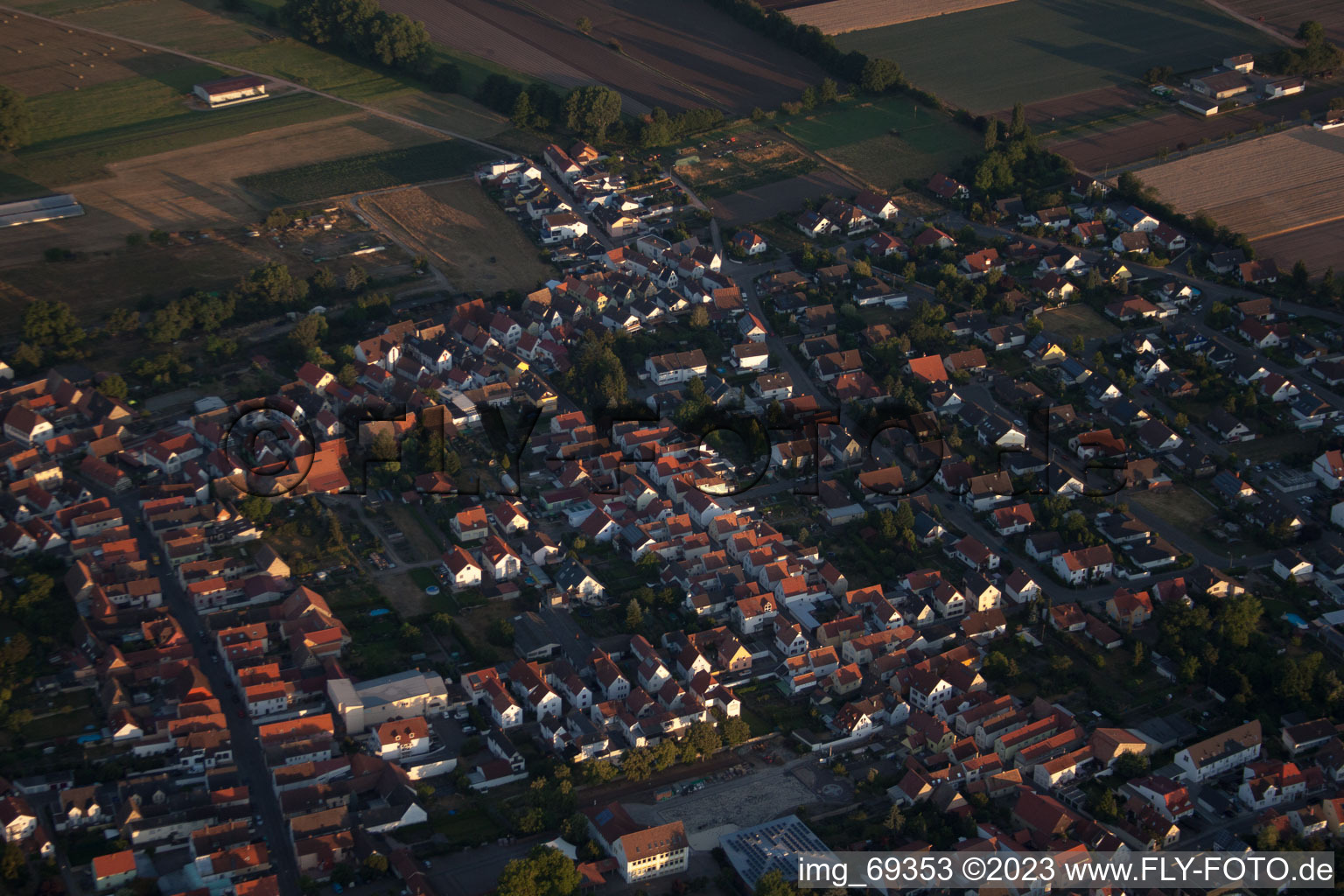 Ortsteil Iggelheim in Böhl-Iggelheim im Bundesland Rheinland-Pfalz, Deutschland von oben gesehen