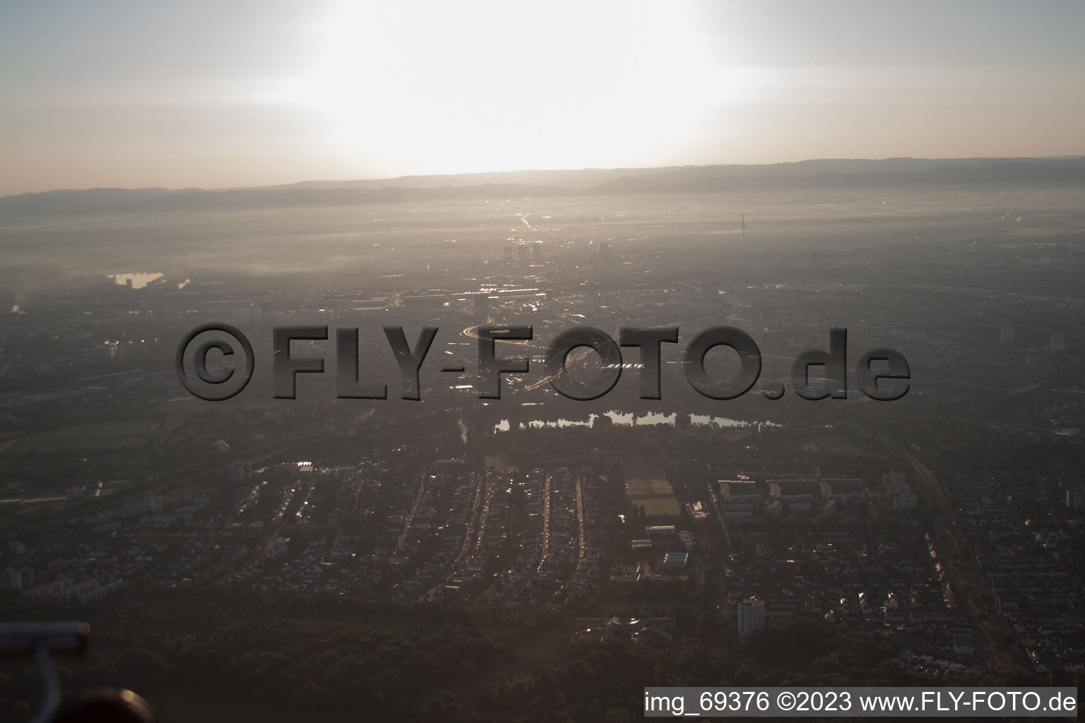 Luftbild von Ortsteil Mundenheim in Ludwigshafen am Rhein im Bundesland Rheinland-Pfalz, Deutschland