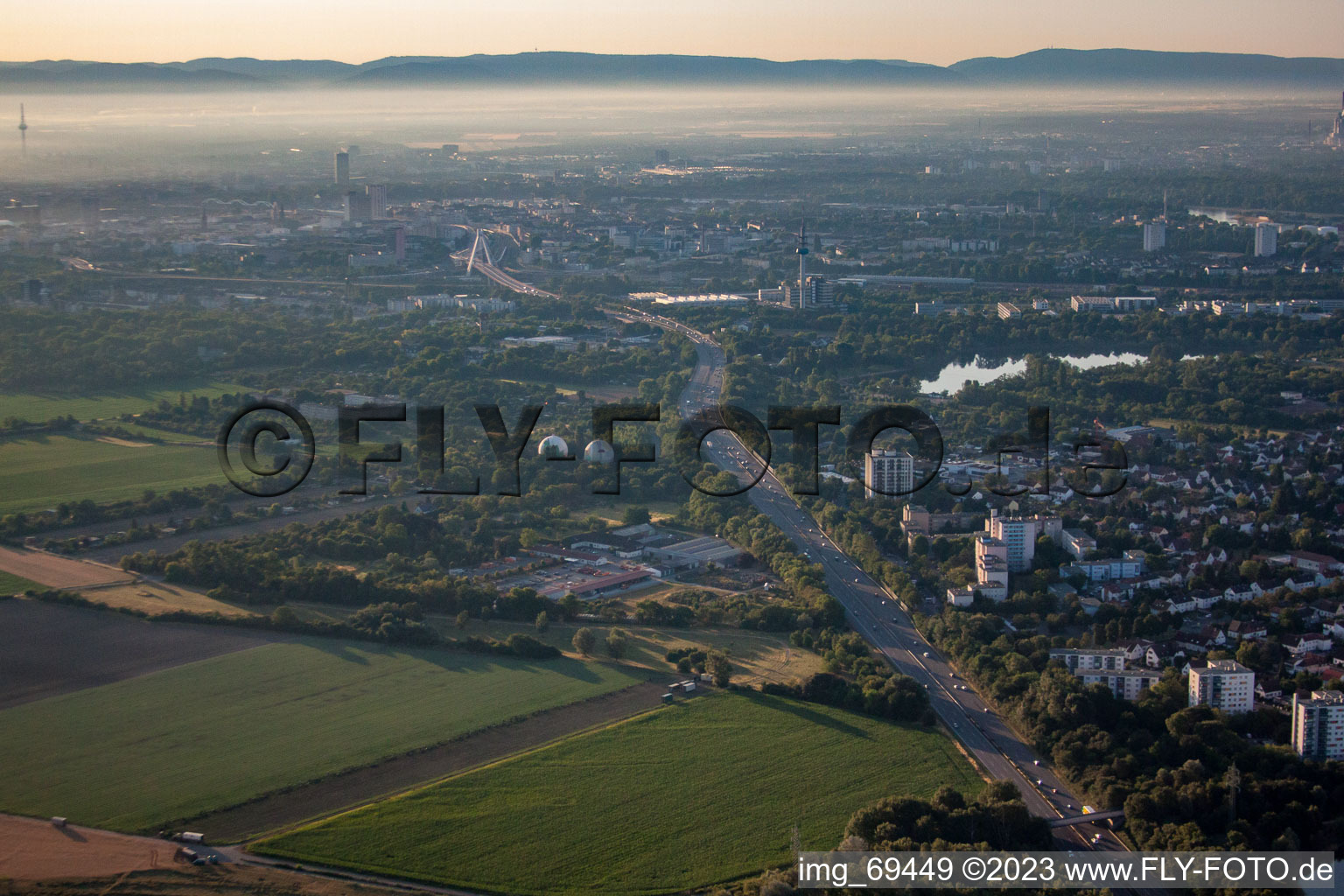 Luftaufnahme von Ortsteil West in Ludwigshafen am Rhein im Bundesland Rheinland-Pfalz, Deutschland