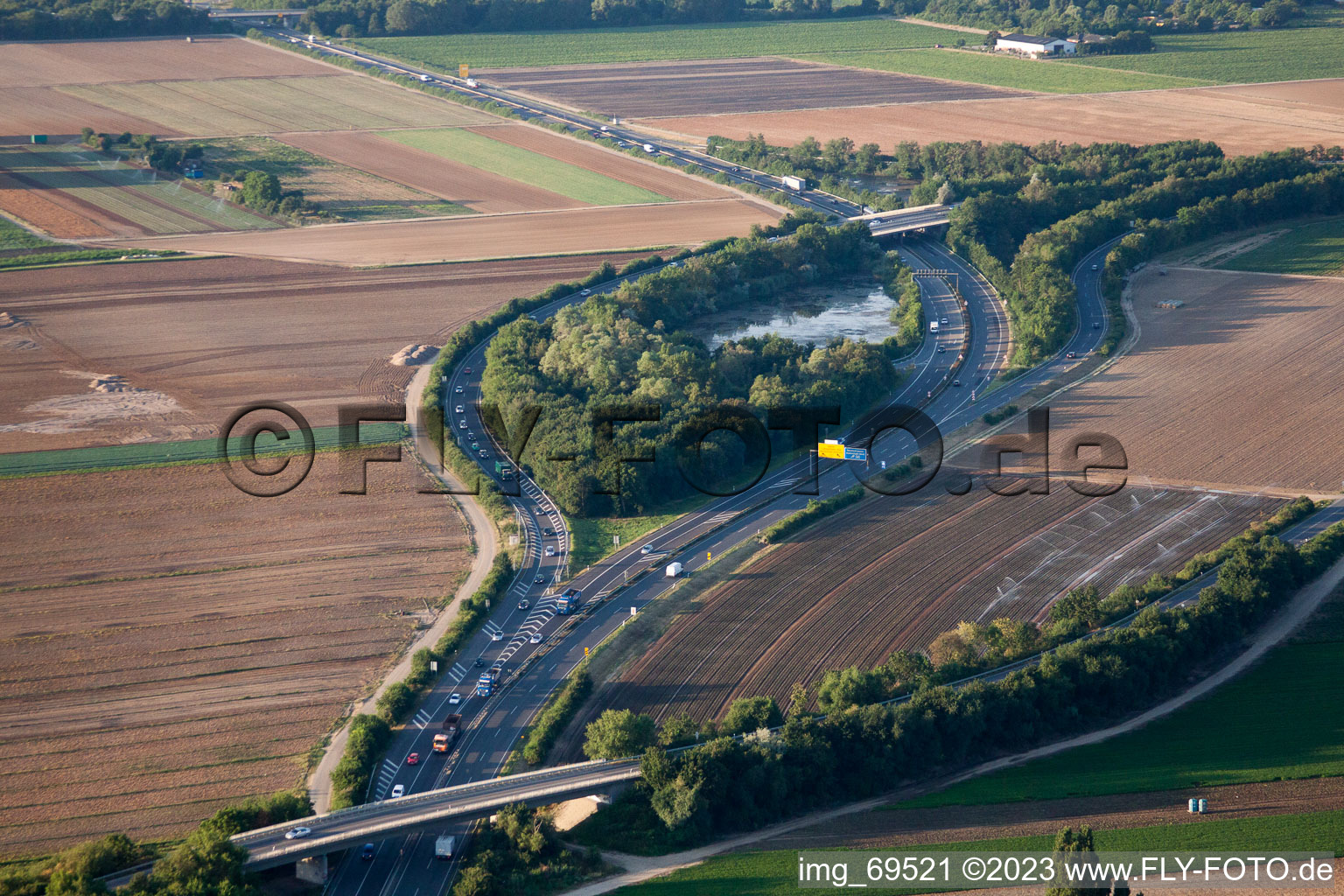 Streckenführung und Fahrspuren im Verlauf der Fernstraße Abfahrt der Bundesstraße B9 in Maudach in Mutterstadt im Bundesland Rheinland-Pfalz, Deutschland