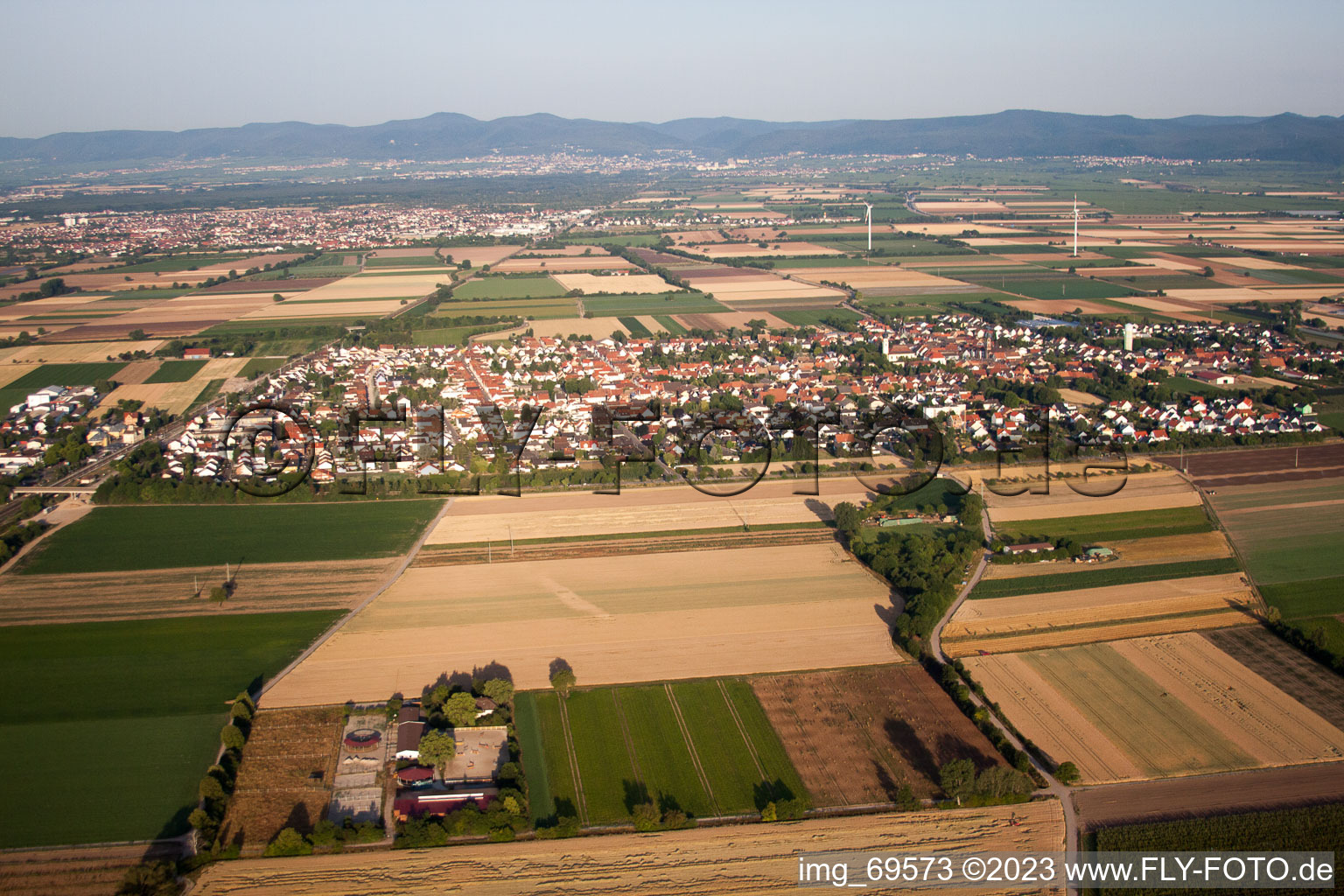 Schrägluftbild von Ortsteil Böhl in Böhl-Iggelheim im Bundesland Rheinland-Pfalz, Deutschland