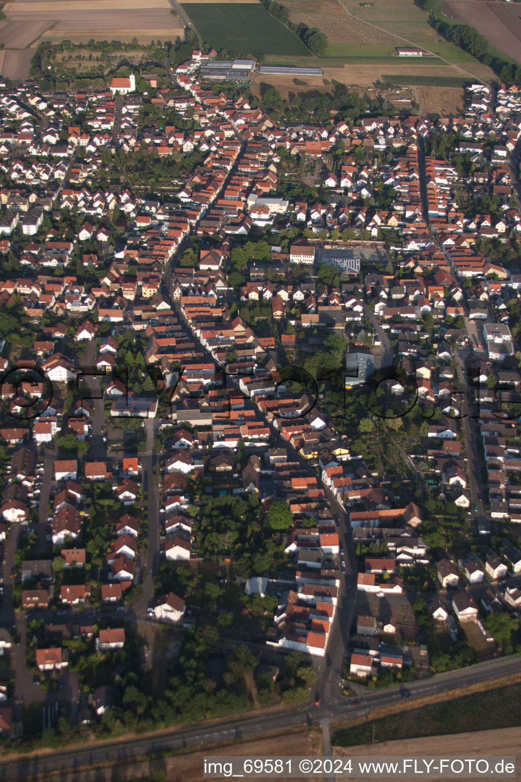 Ortsansicht der Straßen und Häuser der Wohngebiete in Böhl-Iggelheim im Bundesland Rheinland-Pfalz, Deutschland aus der Luft