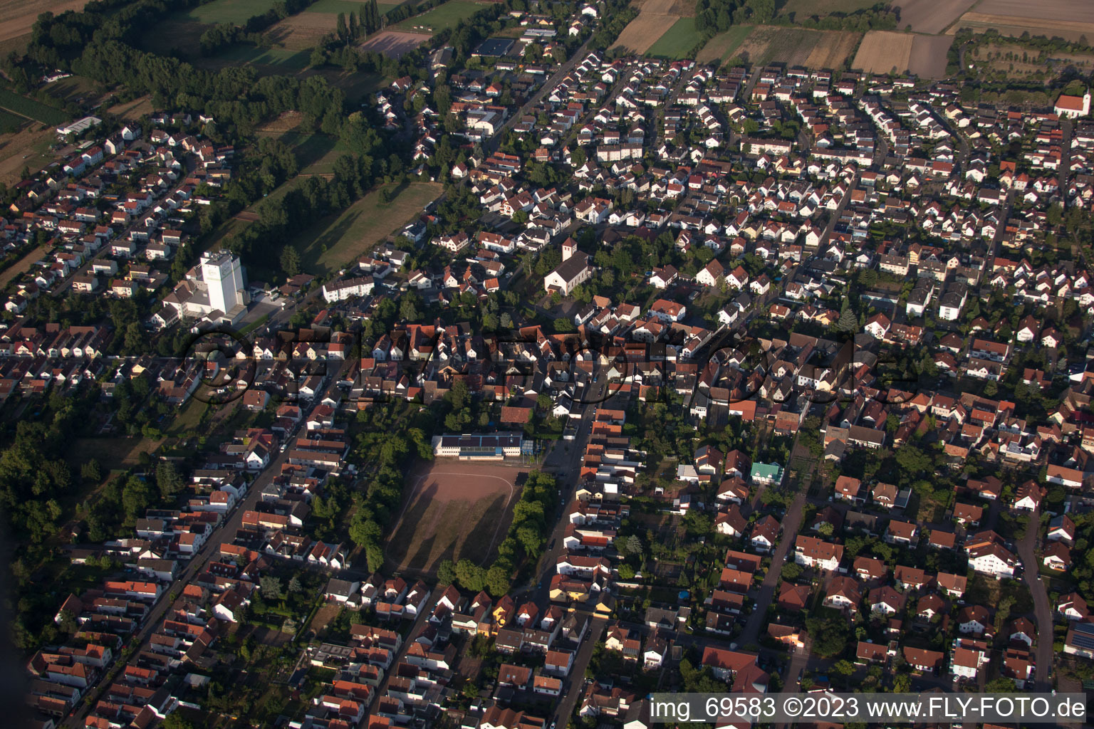 Ortsteil Iggelheim in Böhl-Iggelheim im Bundesland Rheinland-Pfalz, Deutschland vom Flugzeug aus